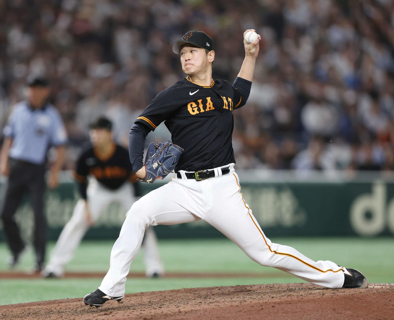 巨人対西武　9回、危険球退場の巨人大勢の後を受けて、3番手で登板する中川（撮影・宮地輝）