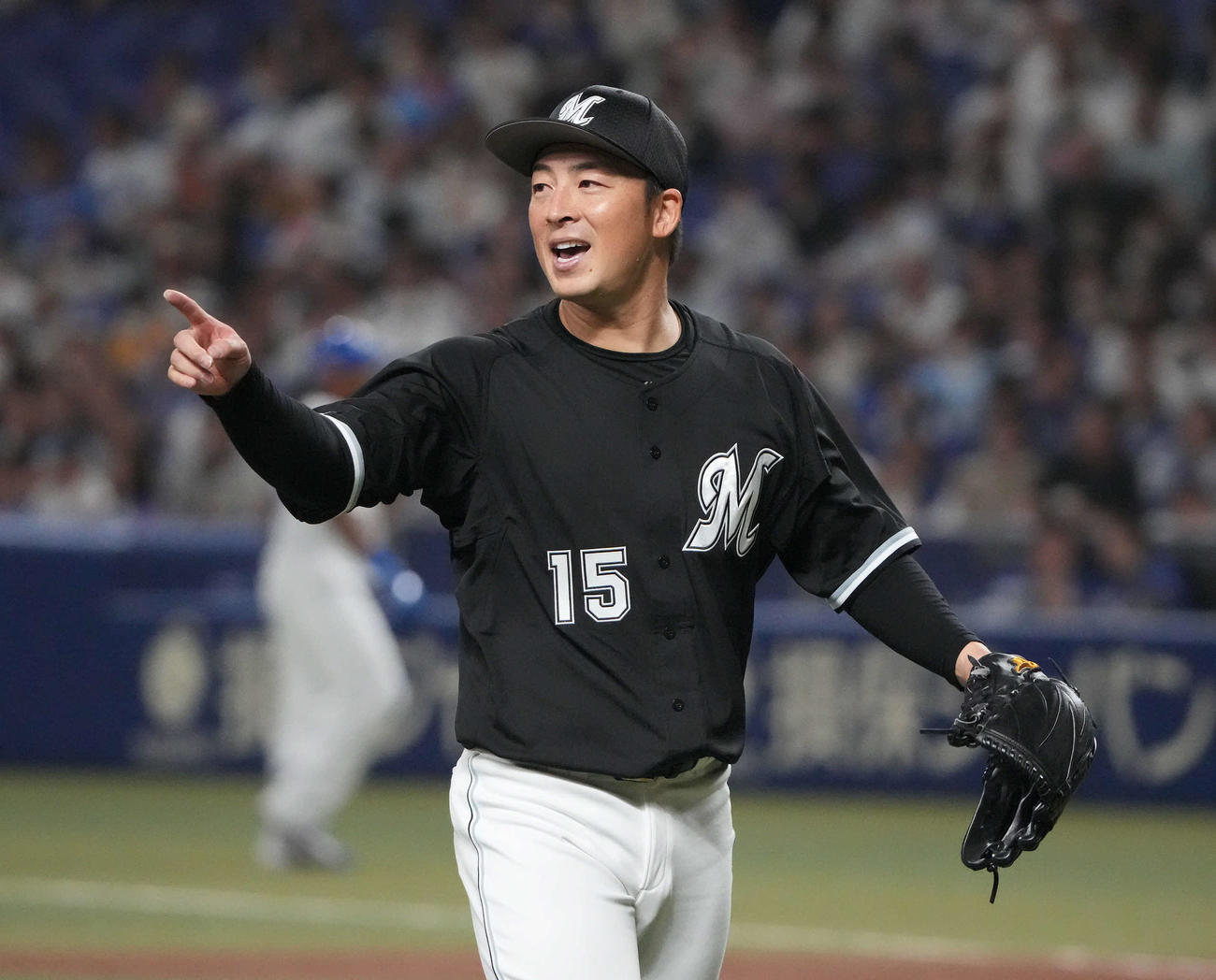 中日対ロッテ　6回裏の投球を終え、野手に声を掛けベンチへ戻る美馬（撮影・森本幸一）