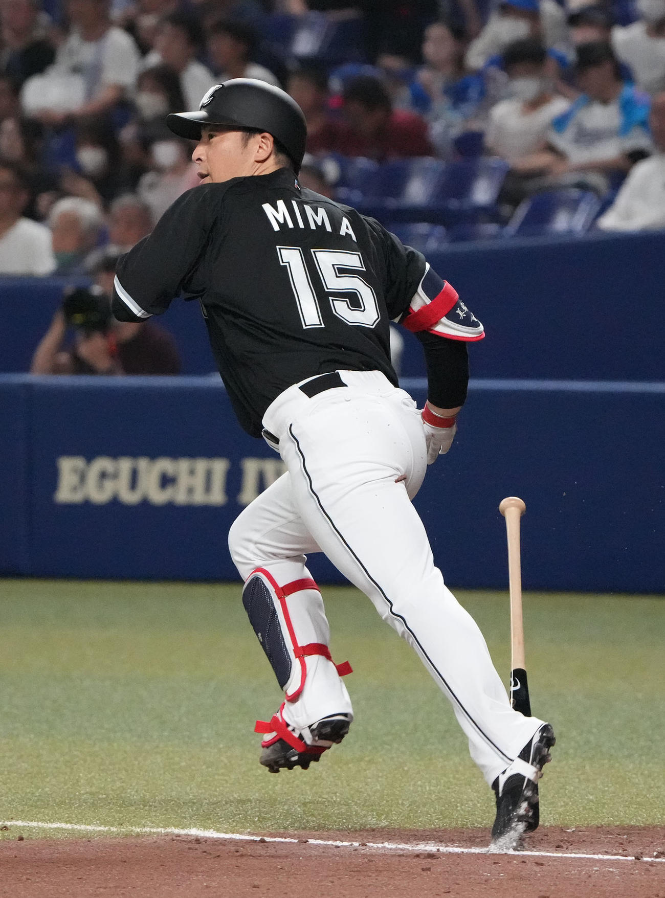 中日対ロッテ　3回表ロッテ無死、左前安打を放つ美馬（撮影・森本幸一）