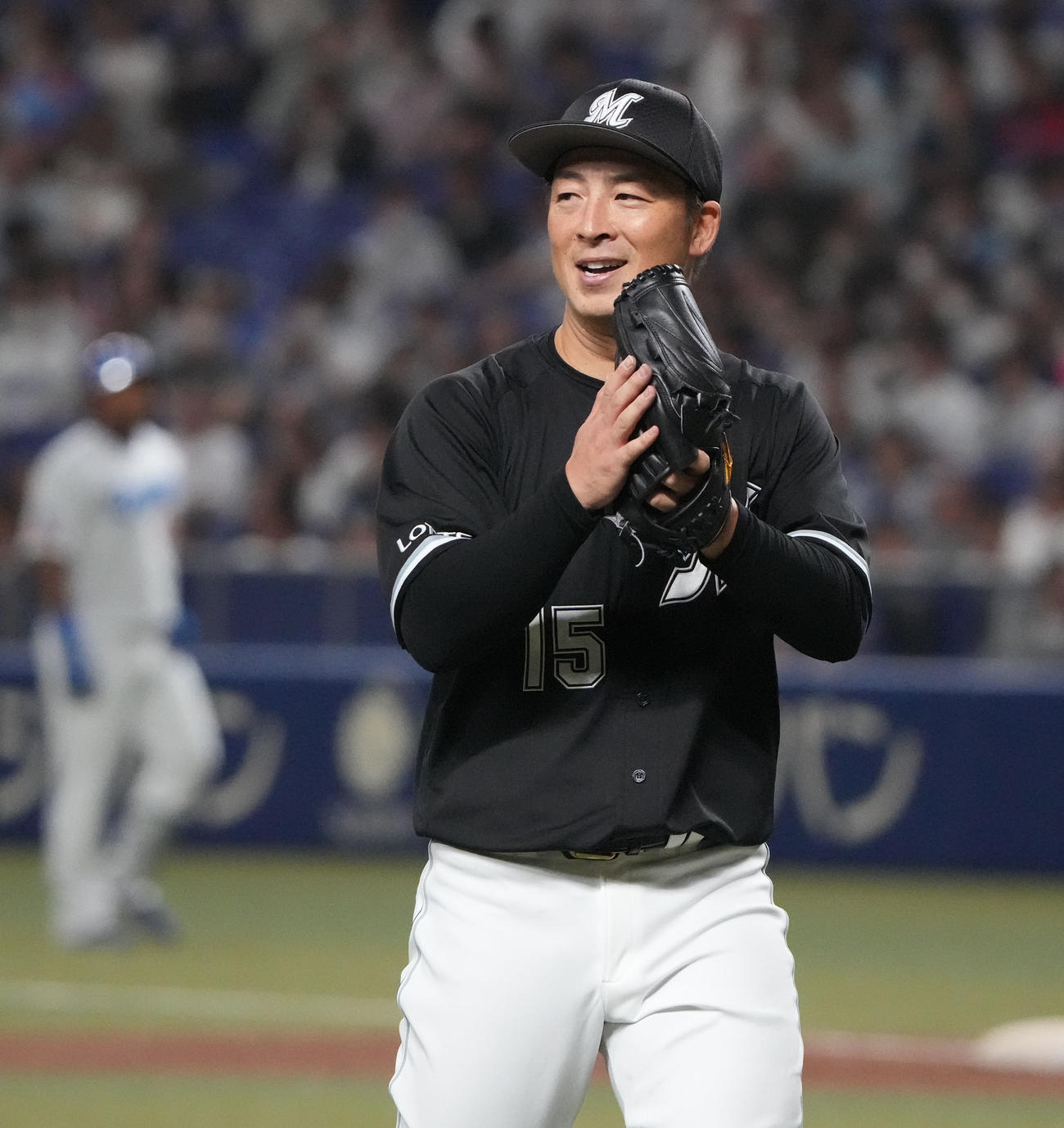 中日対ロッテ　6回終了、野手に声をかけベンチへ戻る美馬（撮影・森本幸一）