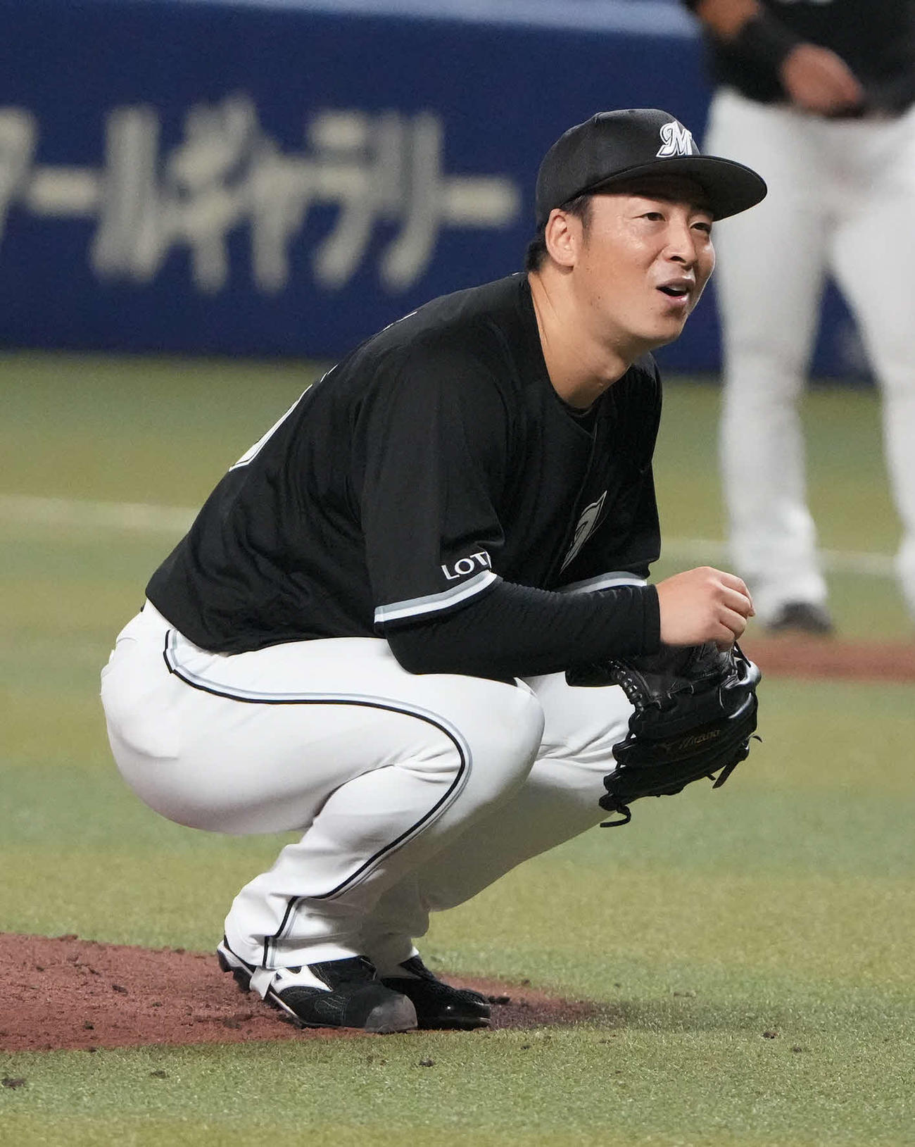 中日対ロッテ　3回裏中日1死一、三塁、ボールの判定にしゃがみ込む美馬（撮影・森本幸一）
