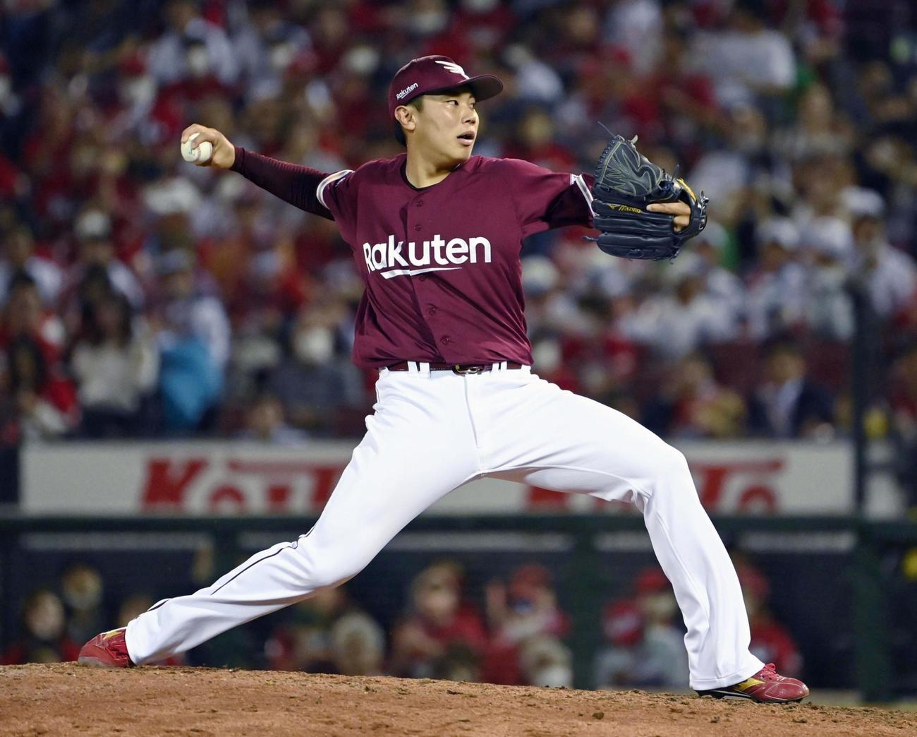 広島対楽天　2勝目を挙げた楽天渡辺翔太(共同）