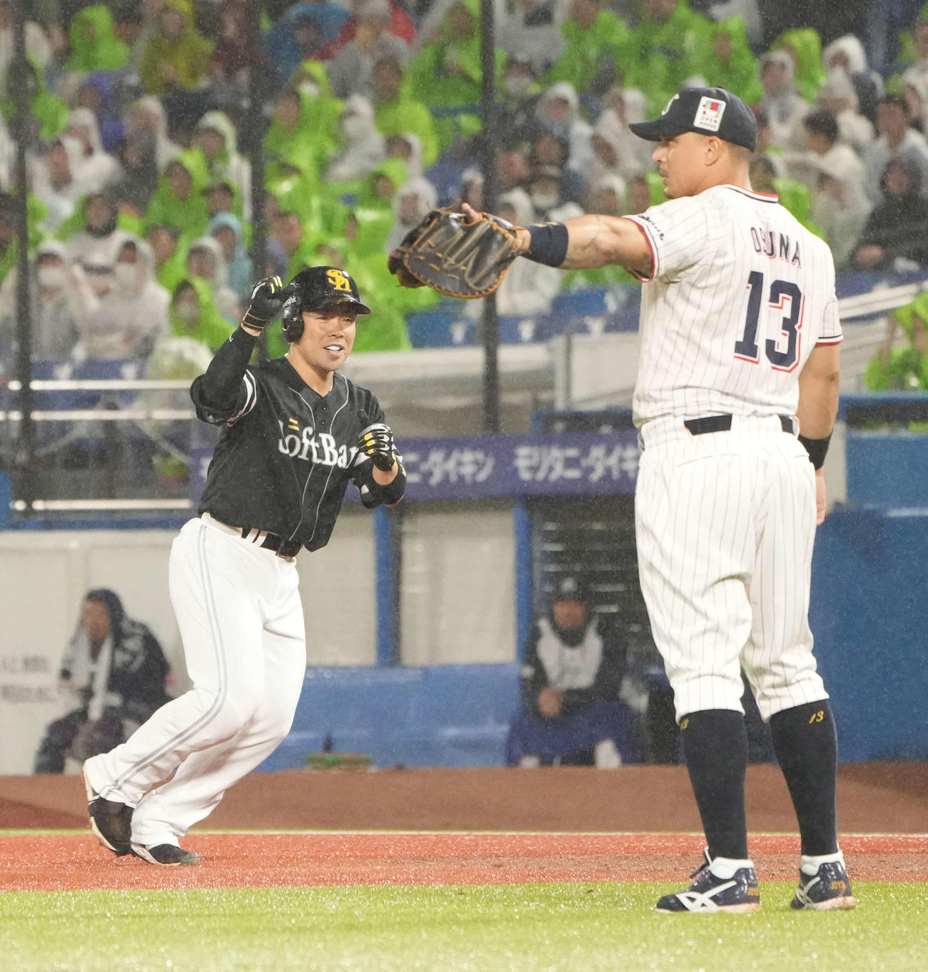 ヤクルト対ソフトバンク　5回表ソフトバンク無死一、二塁、代打近藤（左）は右前適時打を放ちベンチに向かってガッツポーズ（撮影・小沢裕）