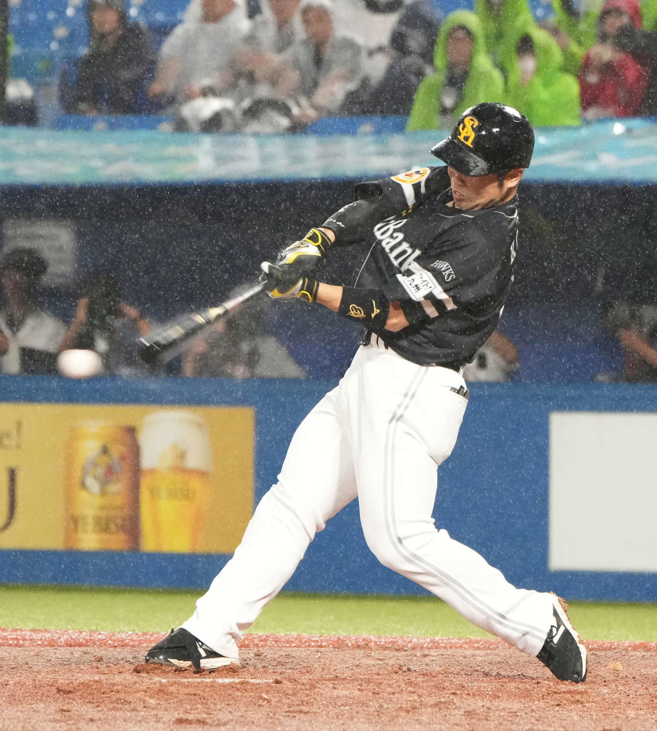 ヤクルト対ソフトバンク　5回表ソフトバンク無死一、二塁、代打近藤は右前適時打を放つ（撮影・小沢裕）