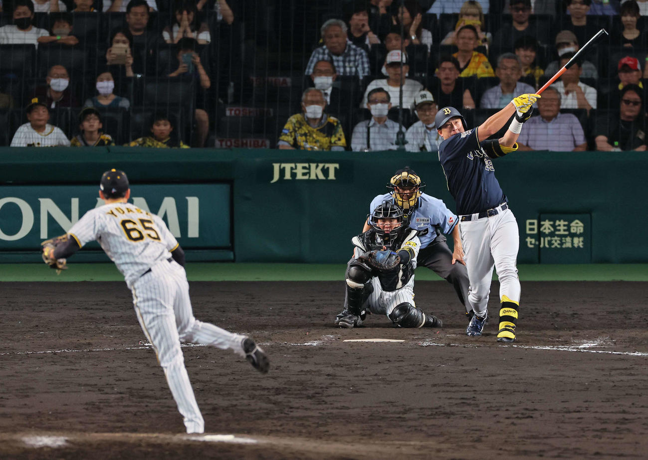 阪神対オリックス　9回表オリックス2死、杉本は左越えに勝ち越しソロ本塁打を放つ。投手は湯浅（撮影・上田博志）