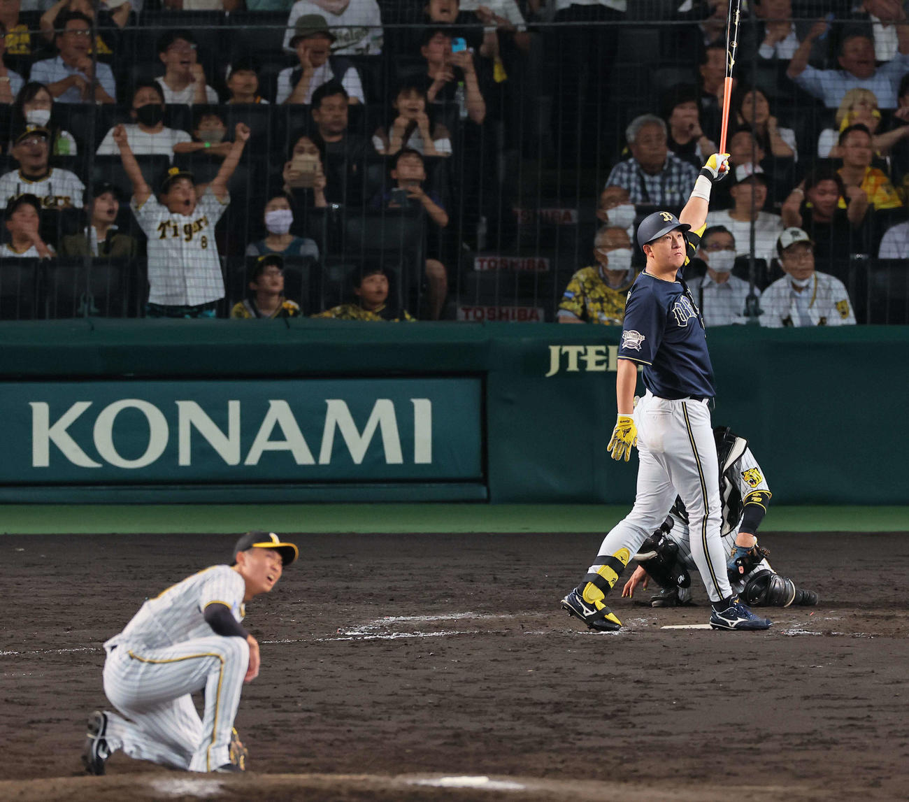 阪神対オリックス　9回表オリックス2死、杉本は左越えに勝ち越しソロ本塁打を放つ。投手は湯浅（撮影・上田博志）