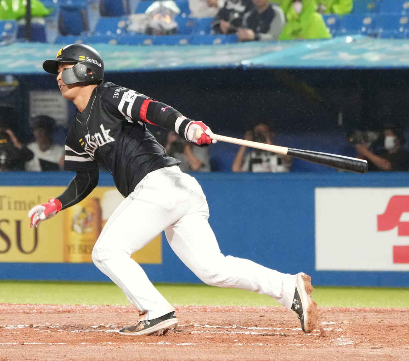 ヤクルト対ソフトバンク　10回表ソフトバンク1死満塁、今宮は勝ち越しの2点左適時二塁打を放つ（撮影・小沢裕）