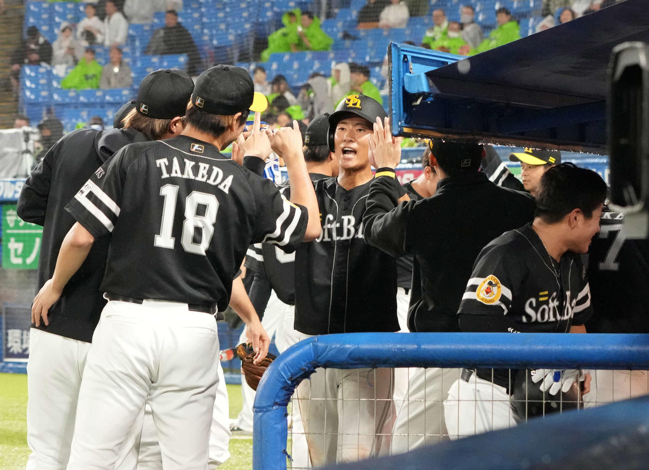 ヤクルト対ソフトバンク　延長10回表ソフトバンク1死満塁、今宮の勝ち越し2点左適時二塁打に沸くベンチのナイン（撮影・小沢裕）