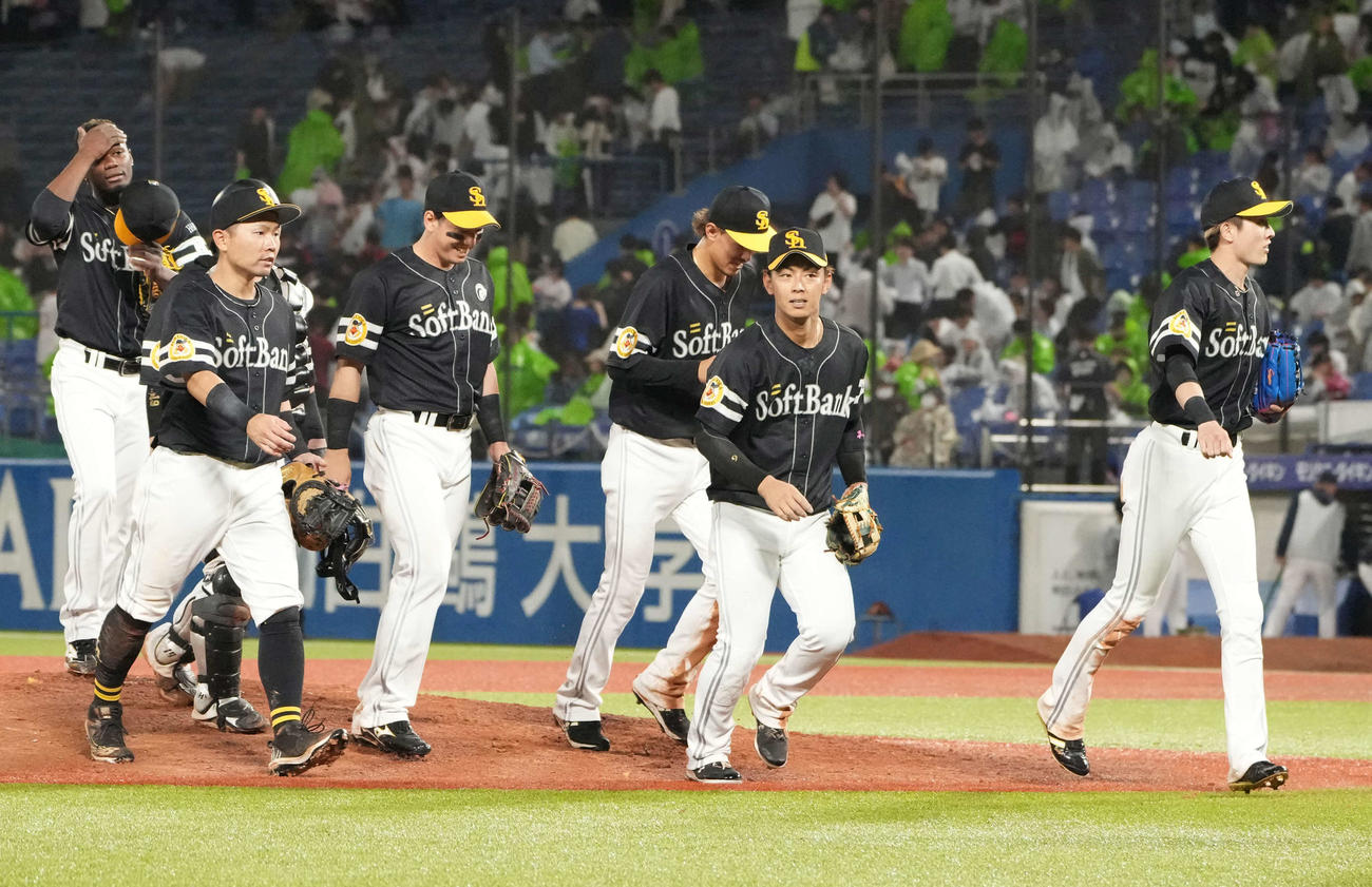 ヤクルト対ソフトバンク　延長戦を制し引き揚げる決勝打の今宮（右から2人目）らソフトバンクナイン（撮影・小沢裕）