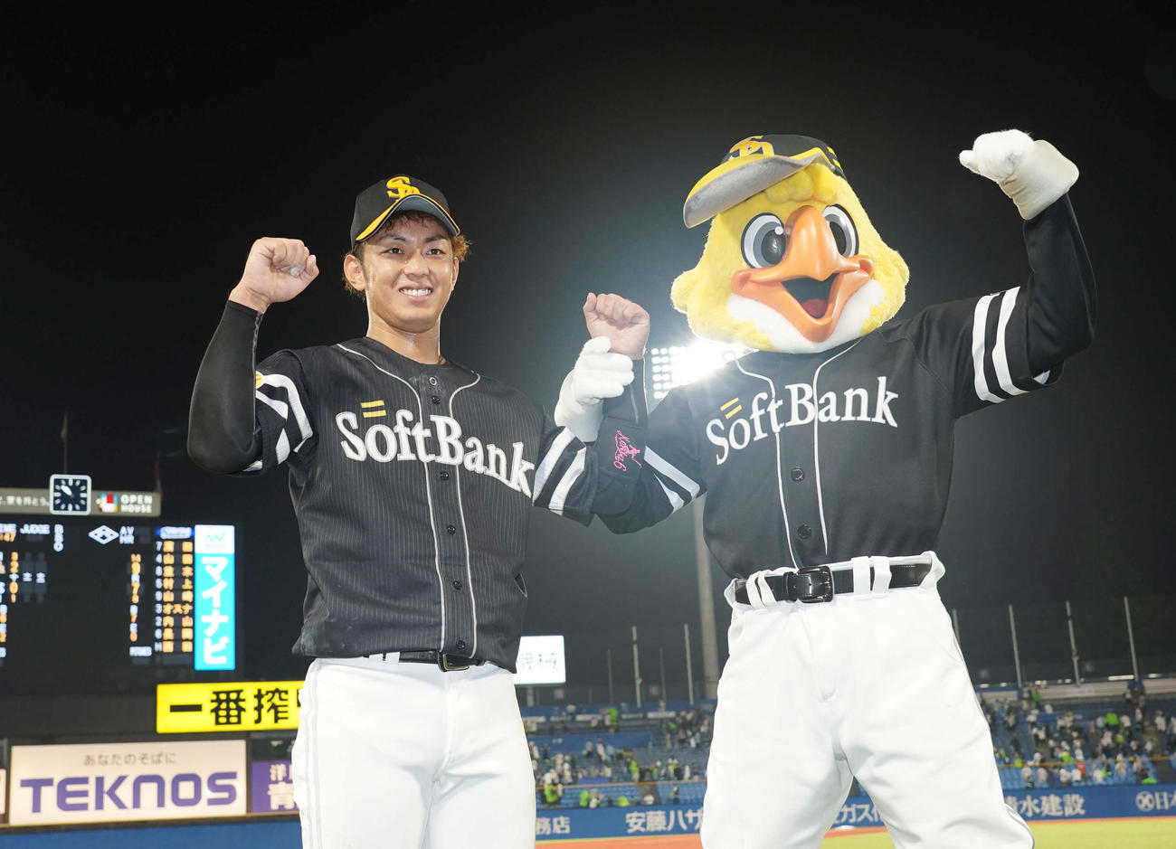 ヤクルト対ソフトバンク　決勝打の今宮はハリーホークとガッツポーズ（撮影・小沢裕）