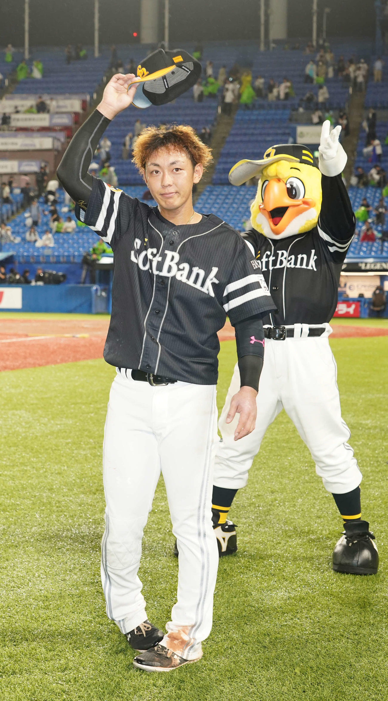 ヤクルト対ソフトバンク　ヒーローインタビューを終えたソフトバンク今宮はファンの声援に応える（撮影・小沢裕）