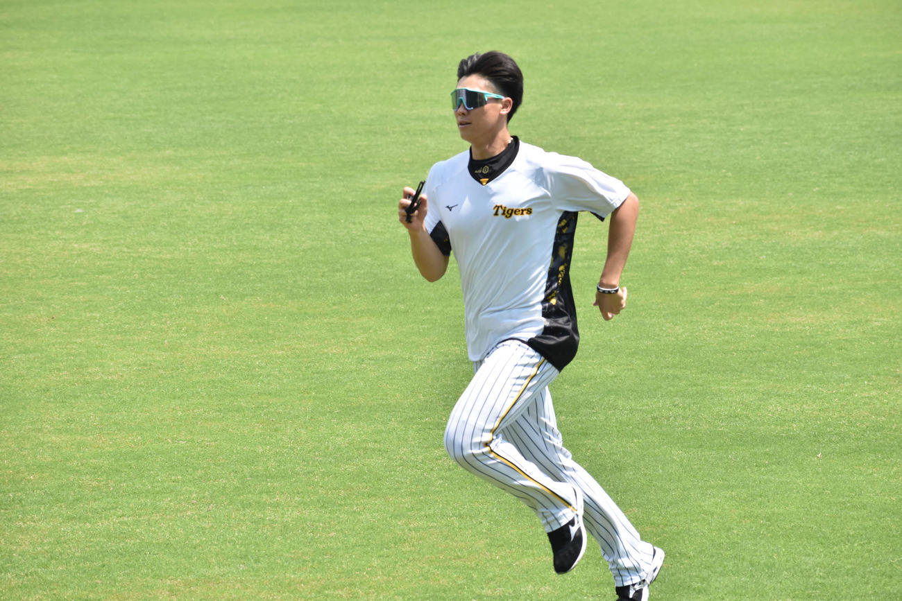 鳴尾浜でダッシュを行う阪神湯浅（撮影・古財稜明）