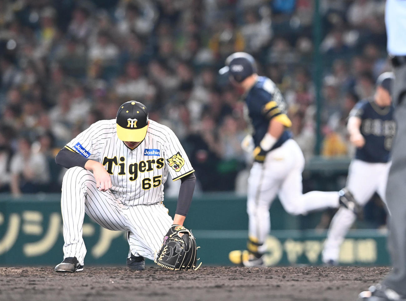 阪神対オリックス　9回表オリックス2死、杉本に勝ち越しとなるソロ本塁打を浴び座り込む湯浅（撮影・和賀正仁）