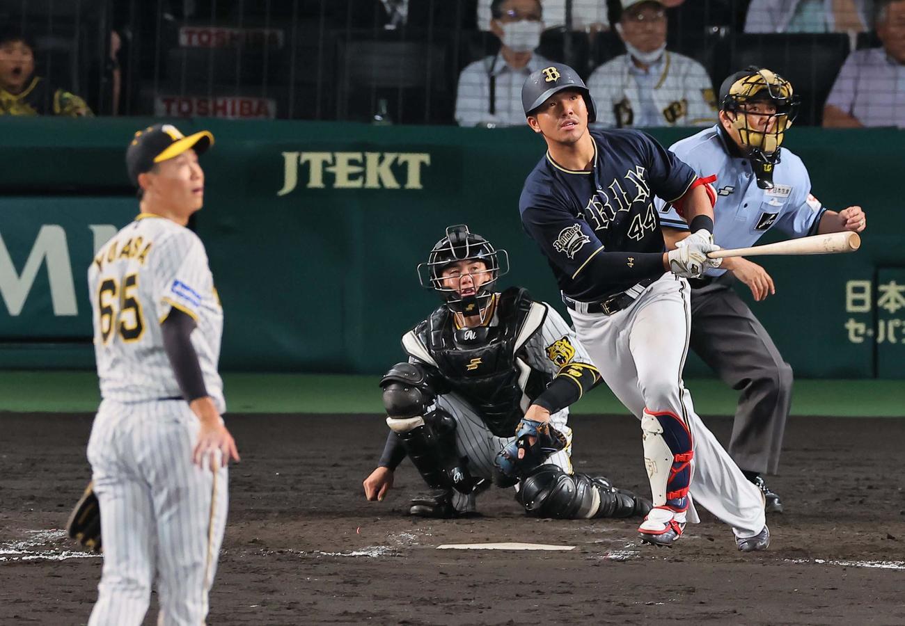 阪神対オリックス　9回表オリックス1死、頓宮は左越えに同点ソロ本塁打を放つ。投手は湯浅（撮影・上田博志）