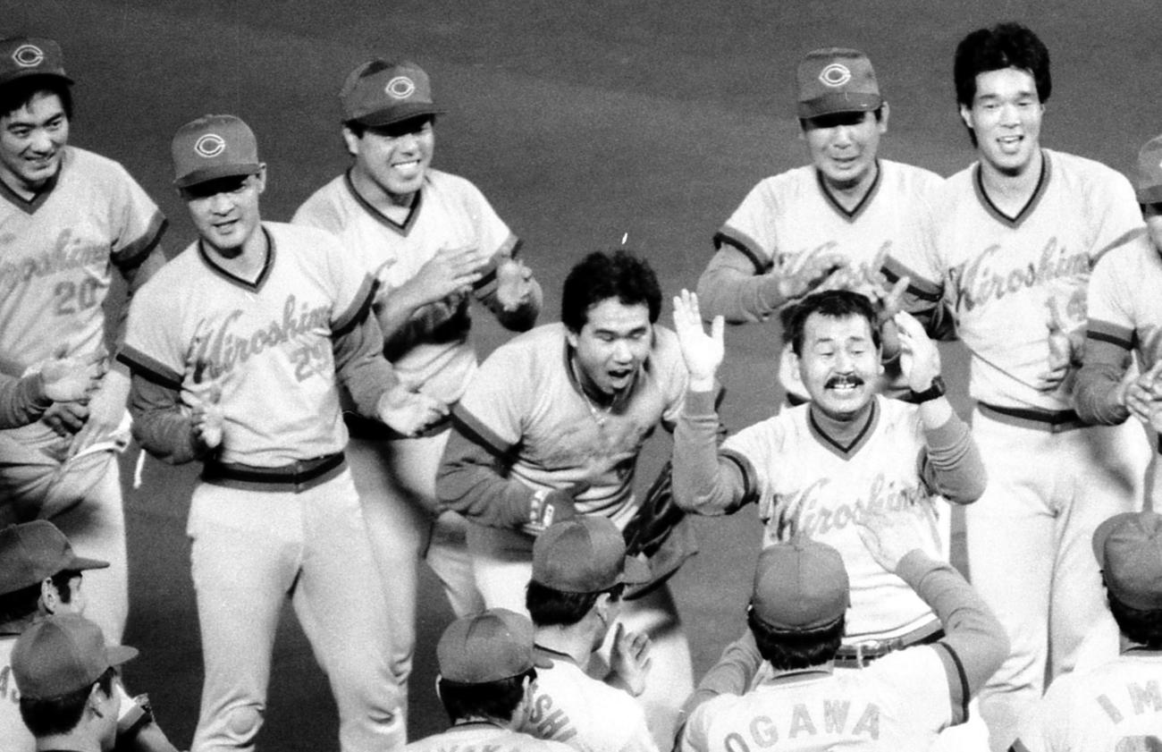 1986年10月12日　優勝を決め喜ぶ北別府（奥左端）、津田（奥右端）ら広島の選手たち。中央左は長島、右は木下