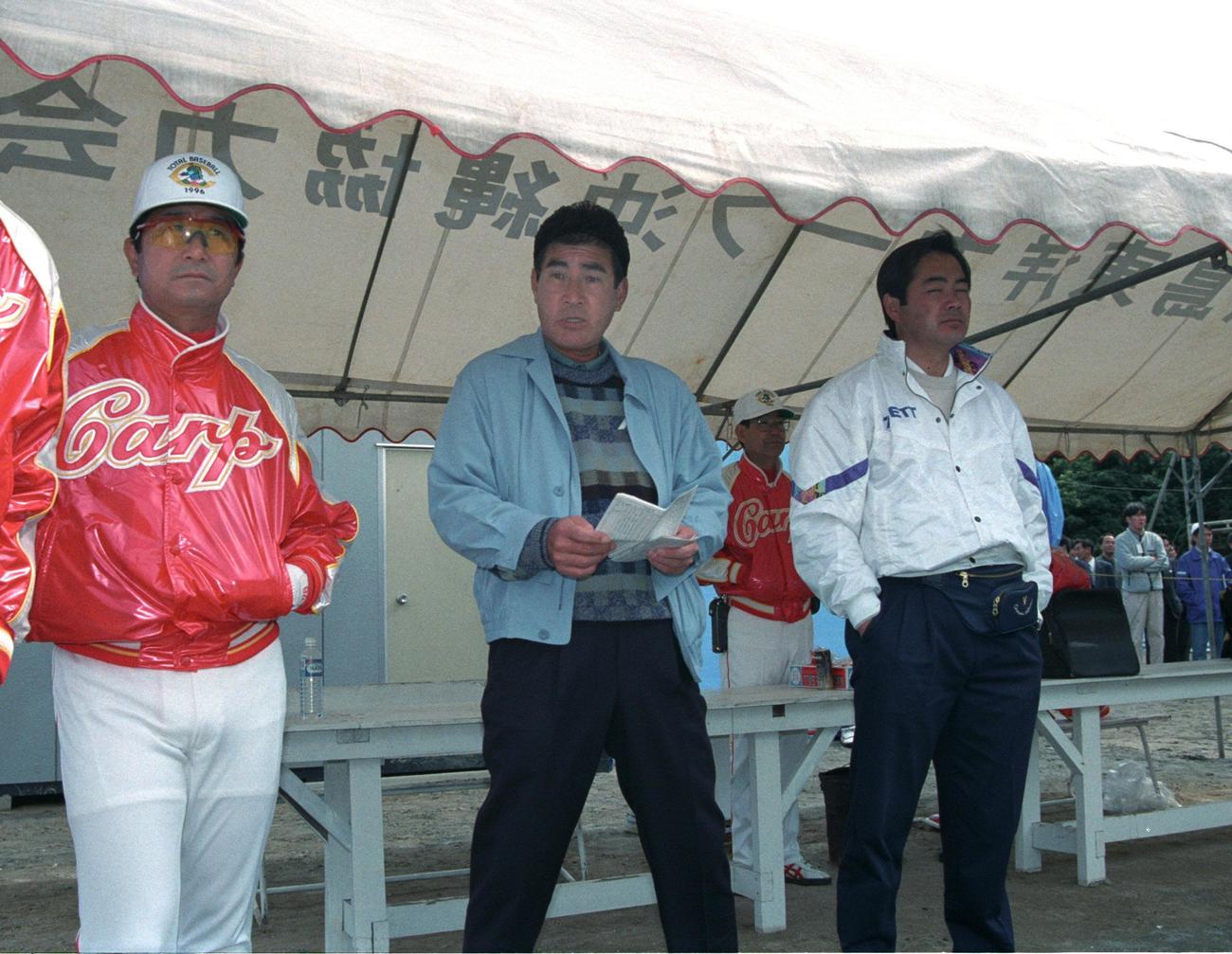 1996年広島春季キャンプ　練習を見る左から、三村敏之監督、山本浩二元監督、野球解説者の北別府学氏