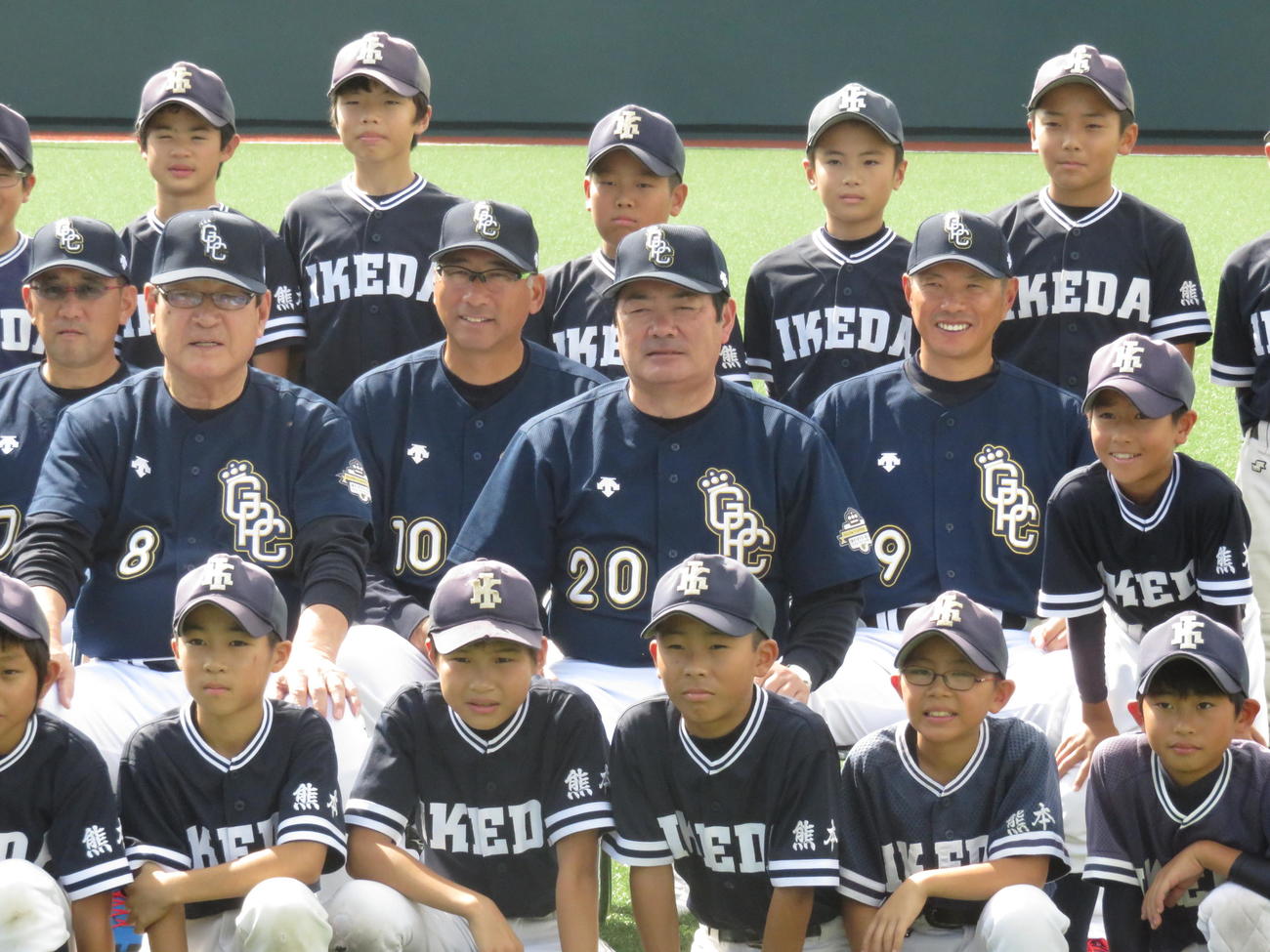 2016年10月、熊本の小学生たちと記念撮影する名球会のメンバー。右から小久保氏、北別府氏、駒田氏、山本氏、野村氏