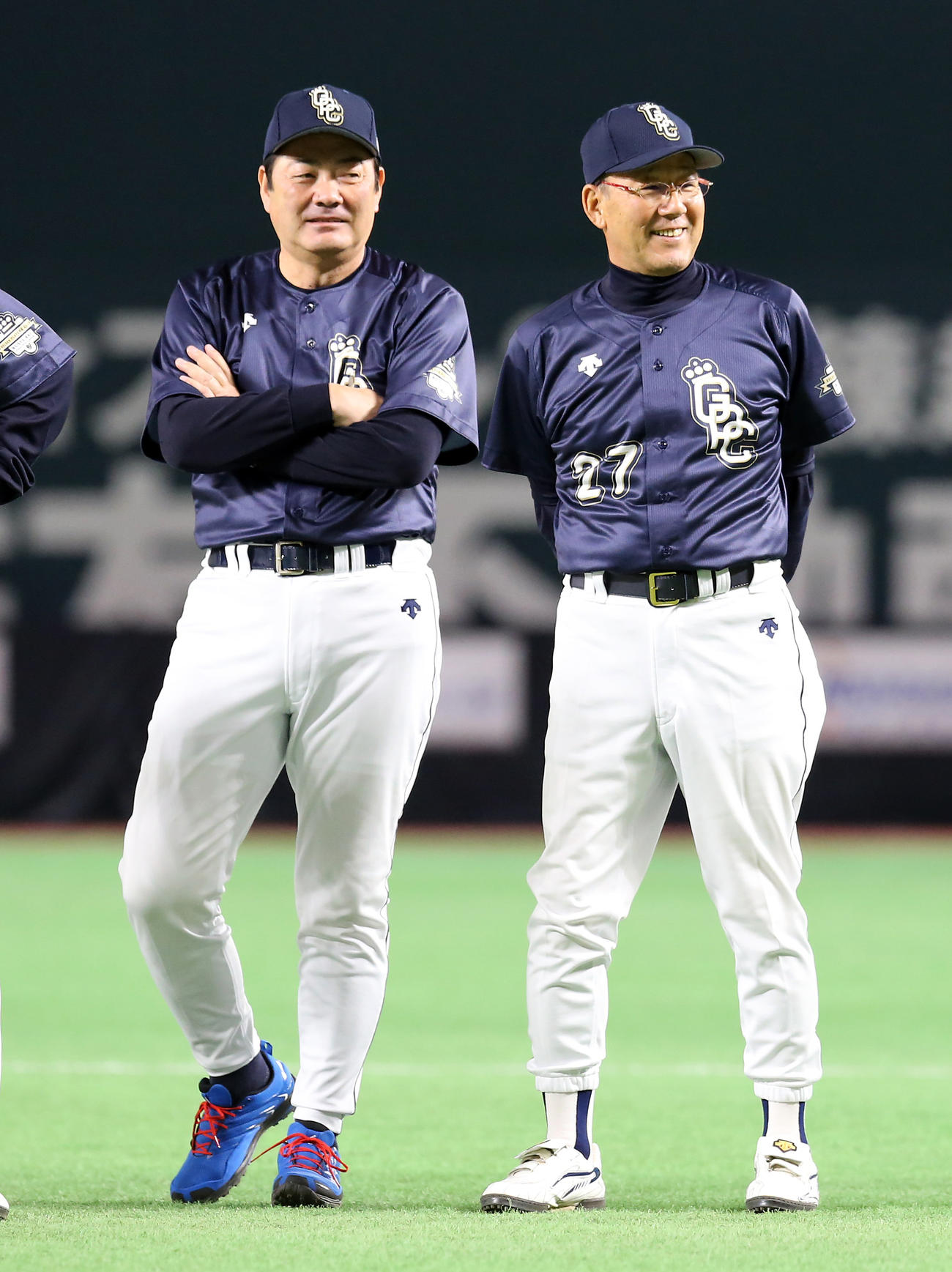 16年1月、名球会ベースボールフェスティバルに参加した北別府氏（左）と平松氏