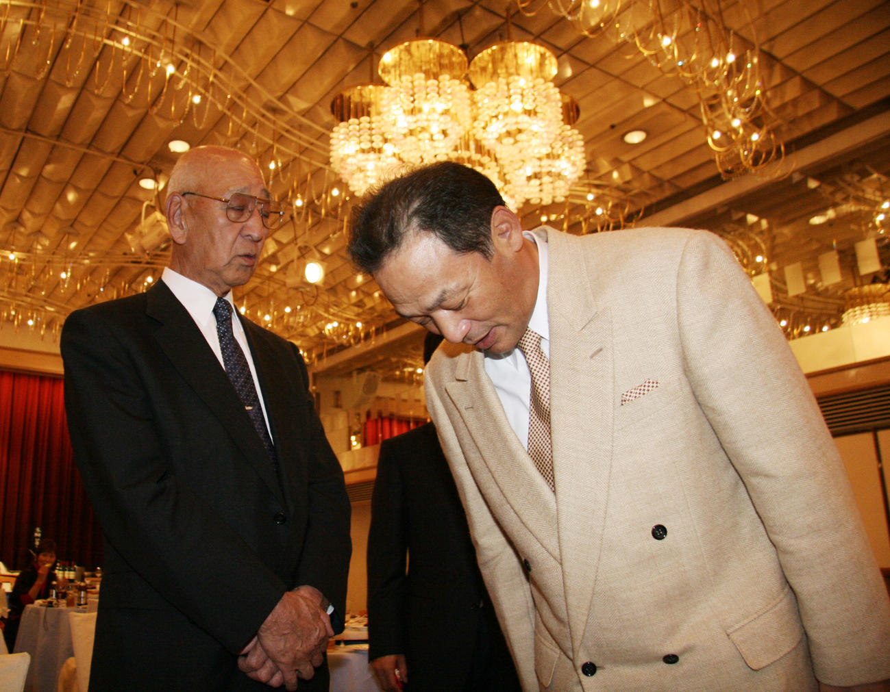 2005年中日OB会　中日のOB会に出席した落合博満監督（右）は杉下茂氏と話し合い笑顔をみせる