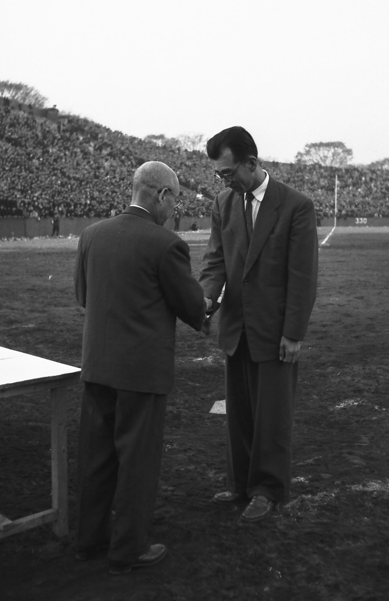 中日ドラゴンズ・杉下茂氏は1955年、6年連続20勝を挙げ、セ・リーグ表彰を受ける