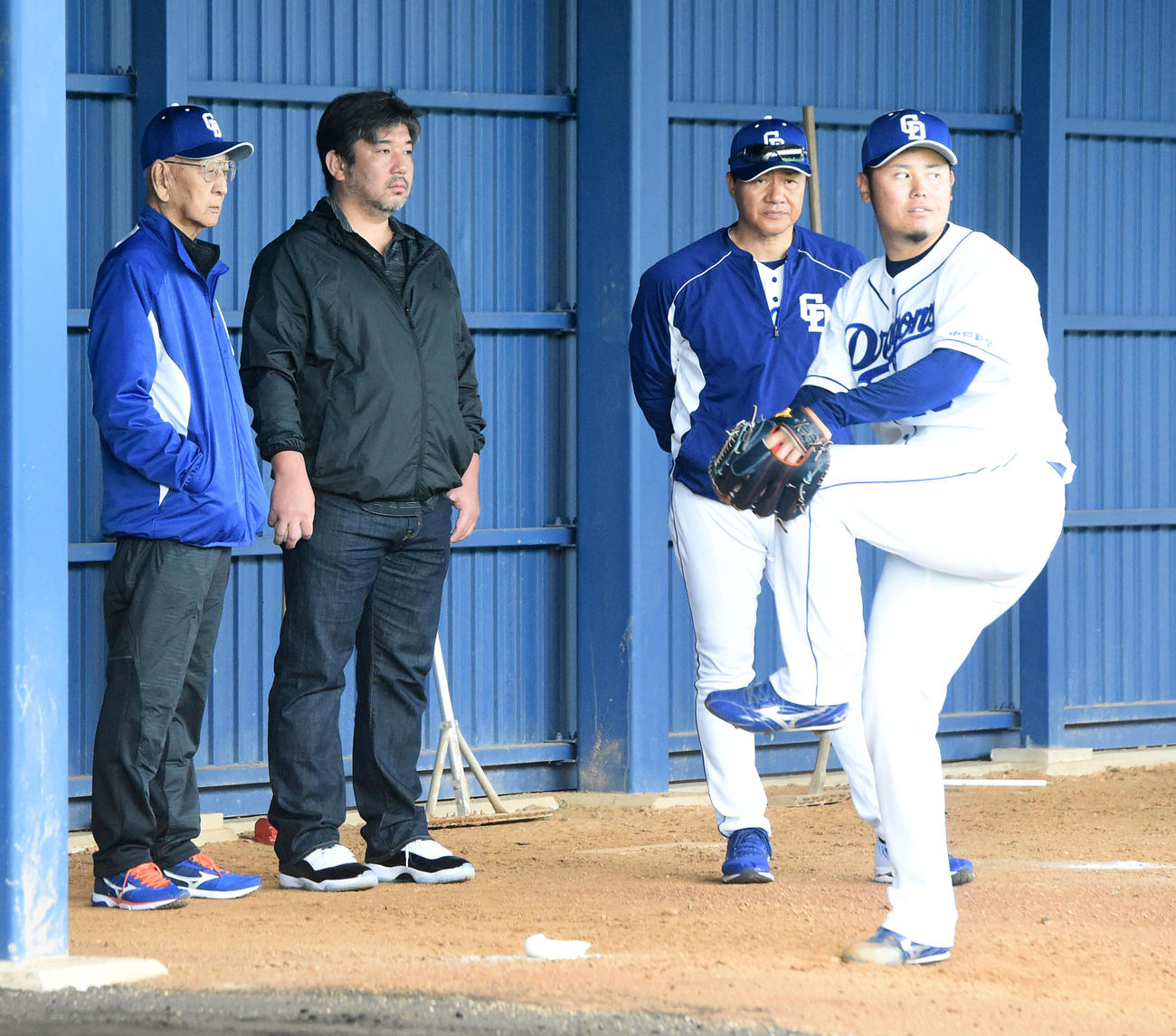19年2月、春季キャンプのブルペンで鈴木の投球練習を見る。左2人目から野茂英雄氏、与田剛監督