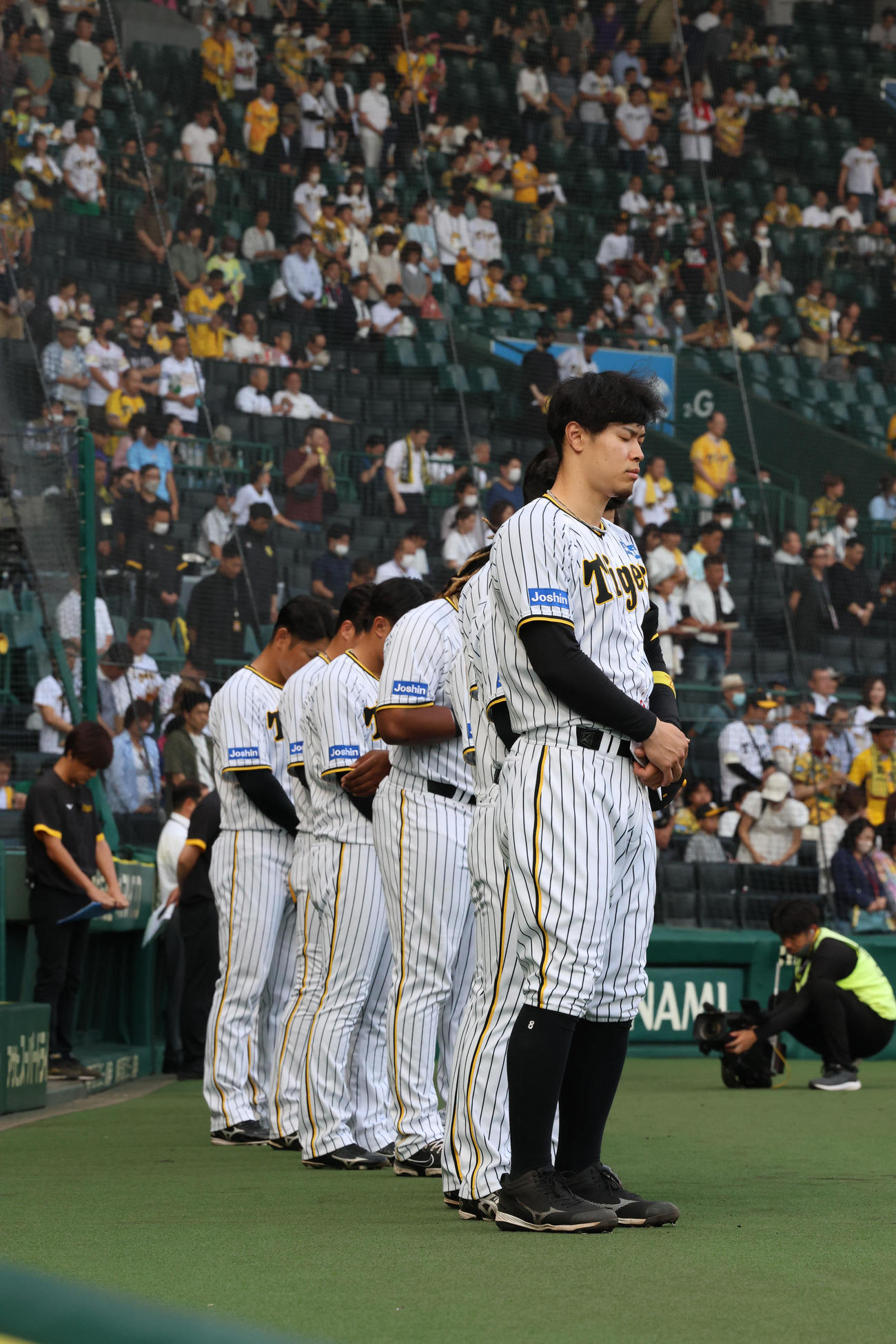 阪神対ソフトバンク　杉下茂さんを悼み、黙とうする佐藤輝ら阪神の選手たち（撮影・藤尾明華）