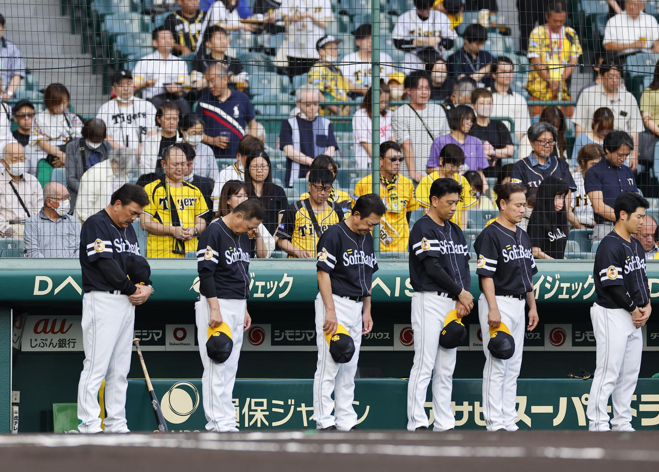 阪神対ソフトバンク　杉下茂さんを悼み、黙とうする藤本監督（左端）らソソフトバンクの選手、コーチ陣（撮影・藤尾明華）