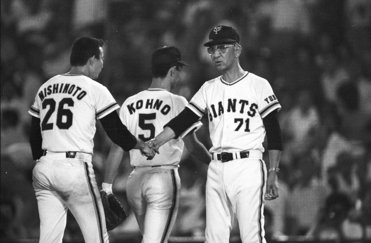 1979年、完投勝利を飾った西本聖（背中）を出迎える杉下茂投手コーチ