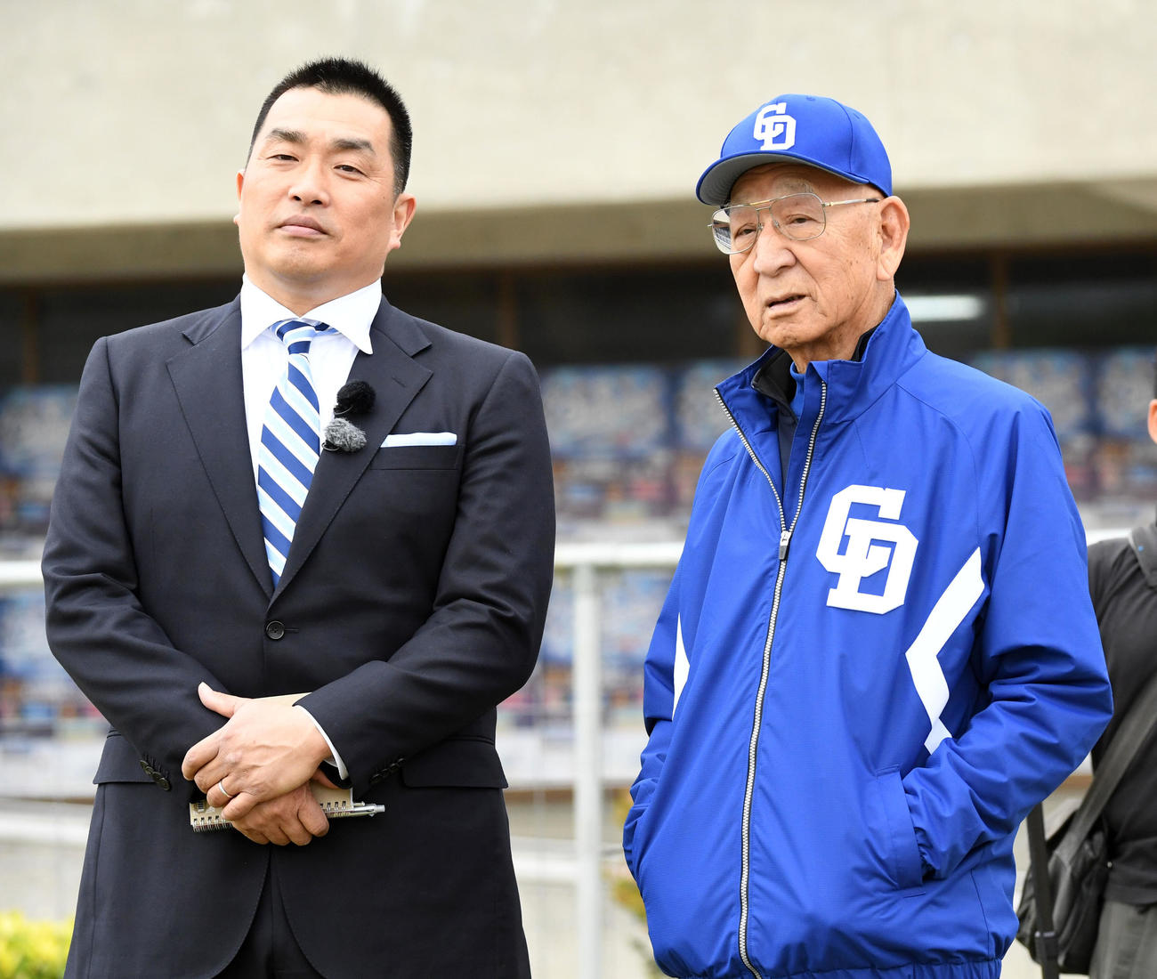 中日キャンプを視察する山本昌広氏と話す杉下臨時コーチ（2017年2月撮影）