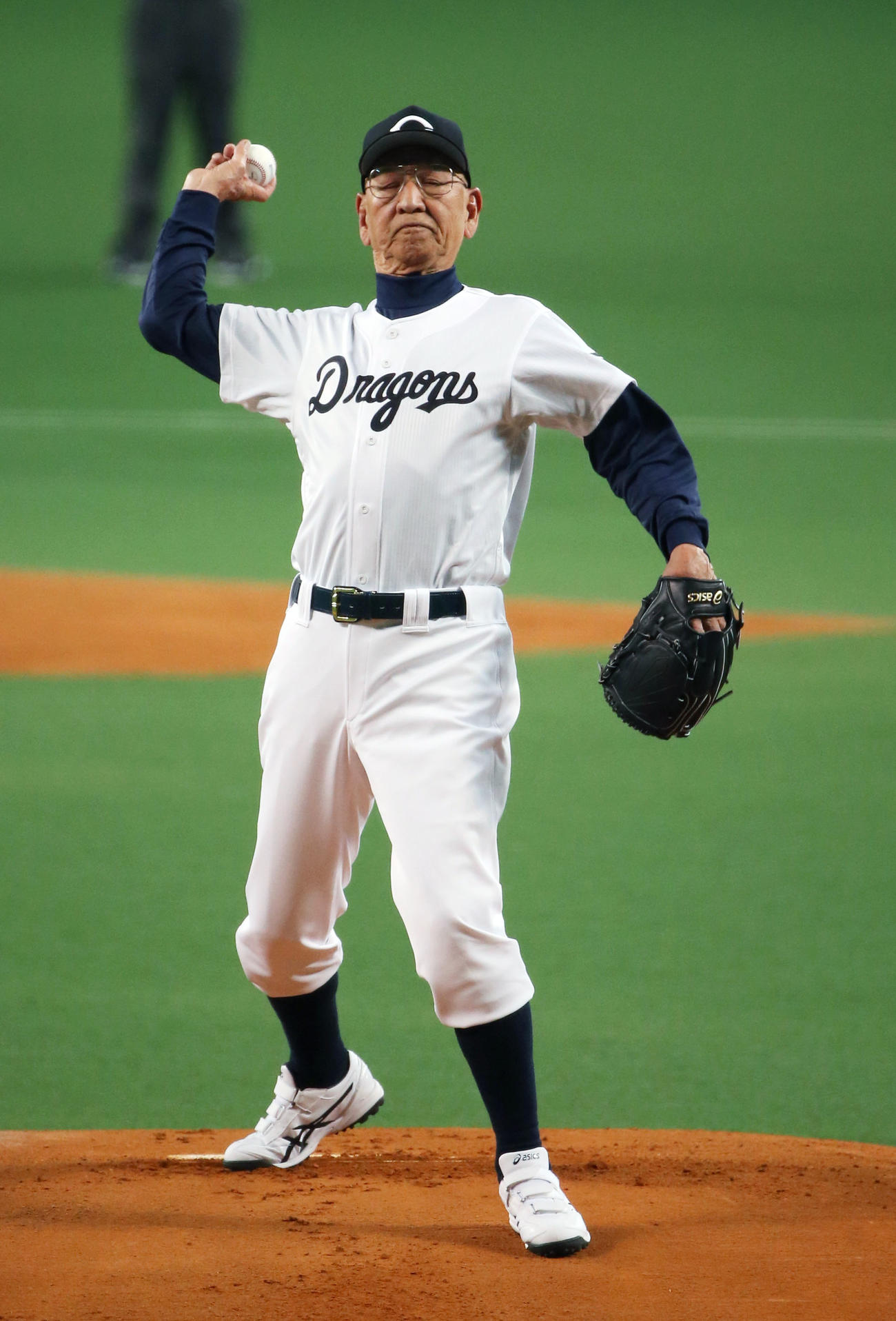 2016年3月、始球式を務めた杉下氏