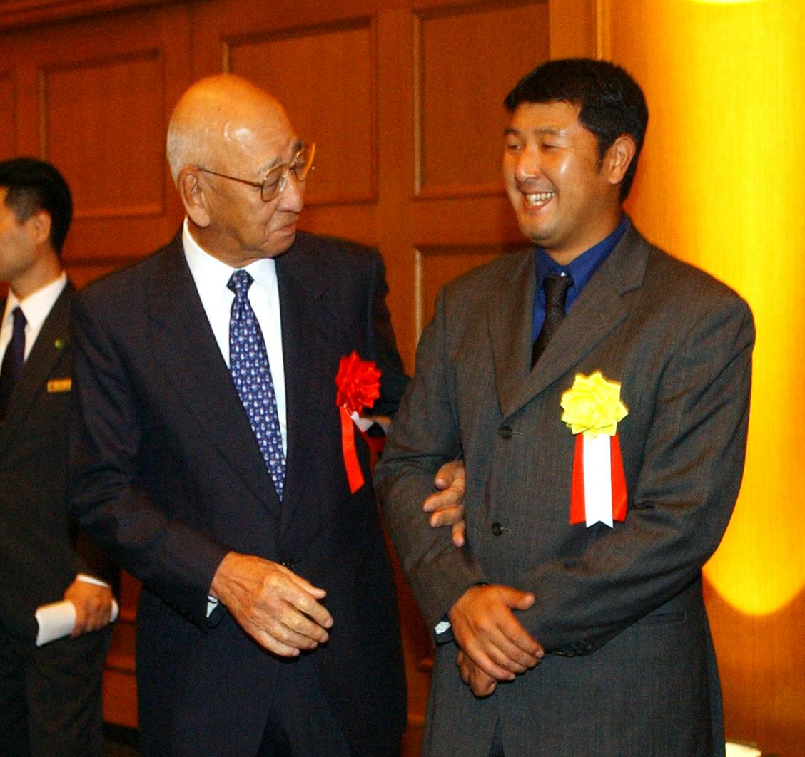 2004年11月29日、中日セ・リーグ優勝祝賀会　優勝祝賀会で杉下茂氏(左)に腕をつかまれ笑顔を見せる野口茂樹