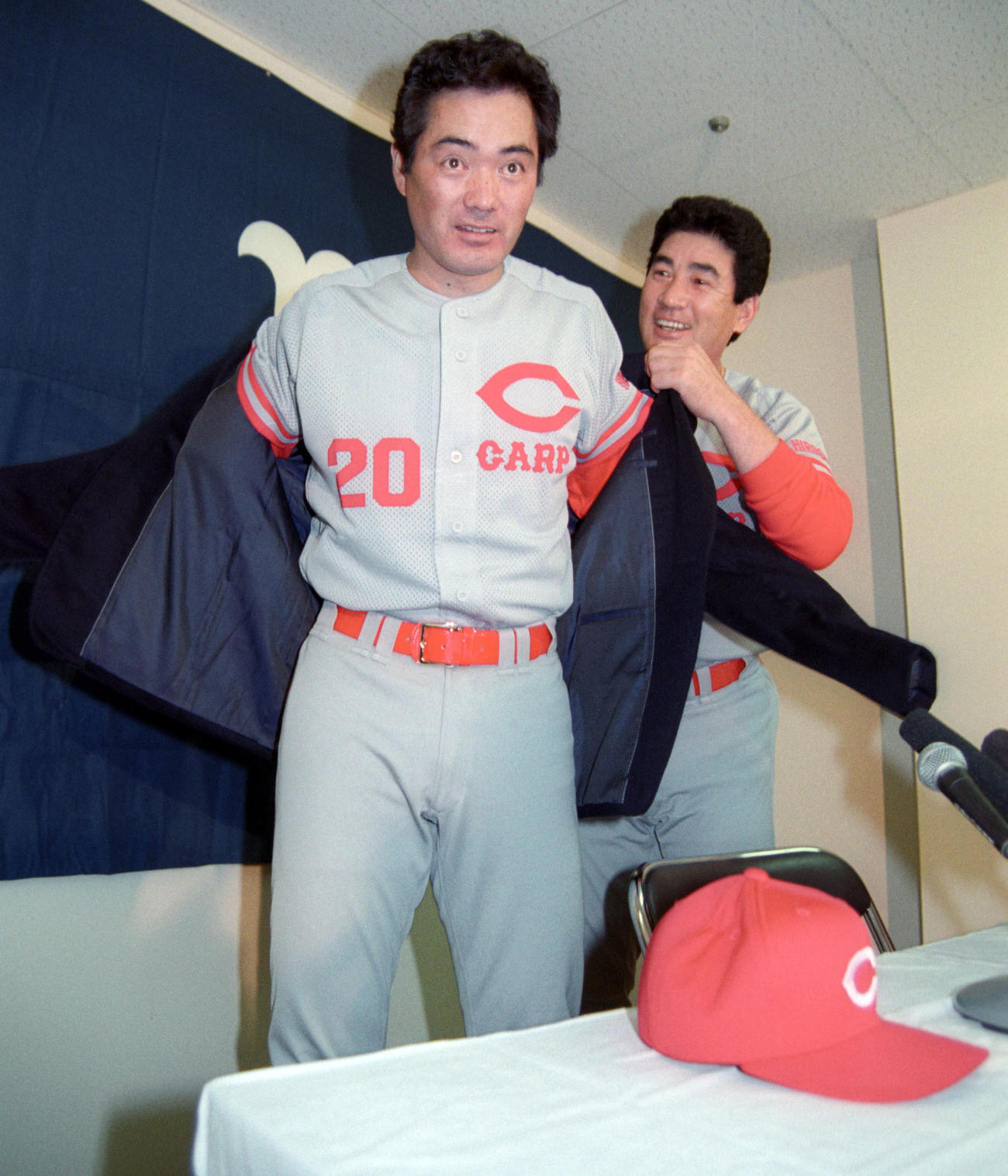 92年7月、広島・山本浩二監督（右）から通算200勝を達成して名球界入りのブレザーを着させてもらう北別府学氏