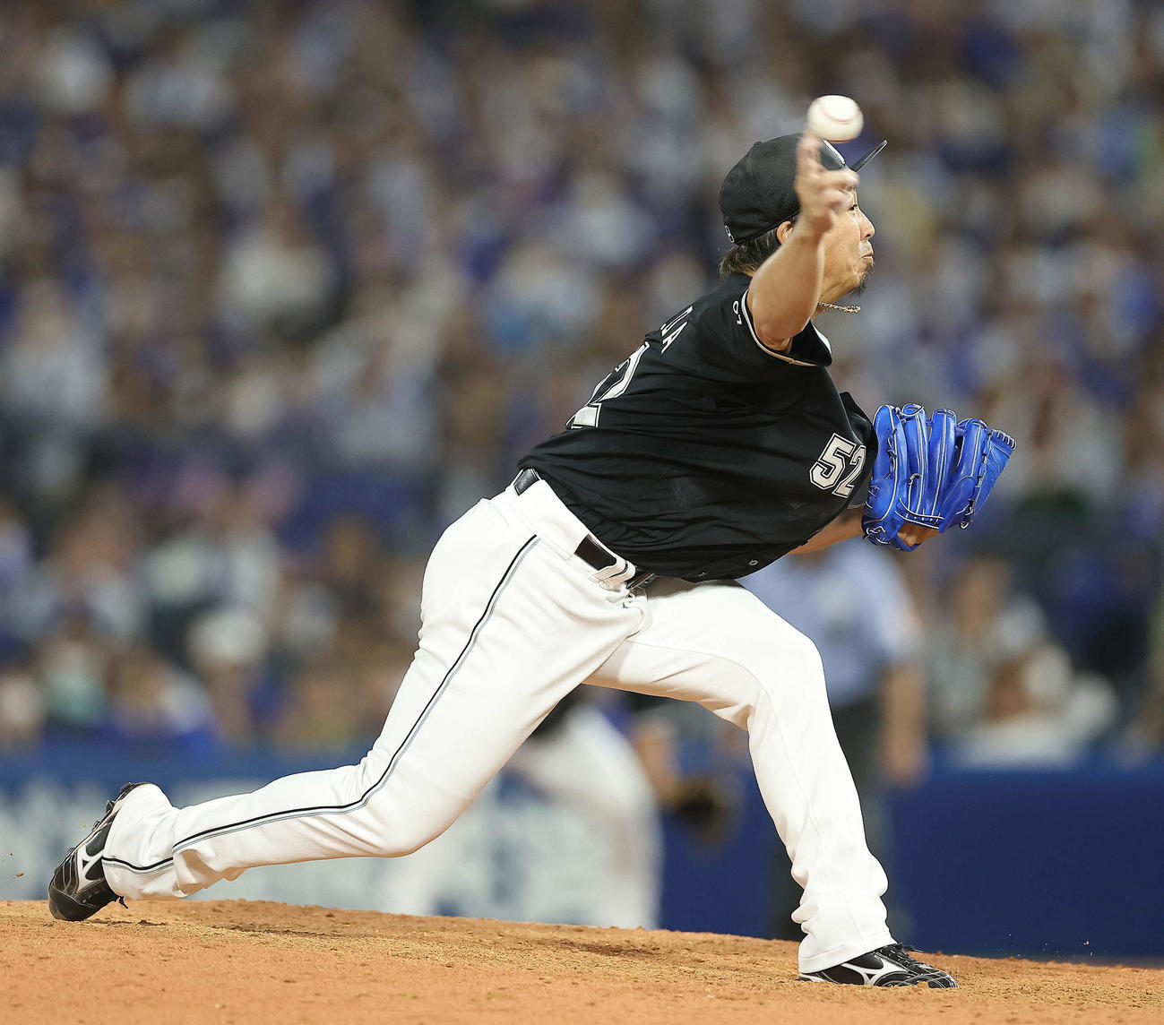 DeNA対ロッテ　9回裏、ロッテ3番手で登板する益田（撮影・河田真司）