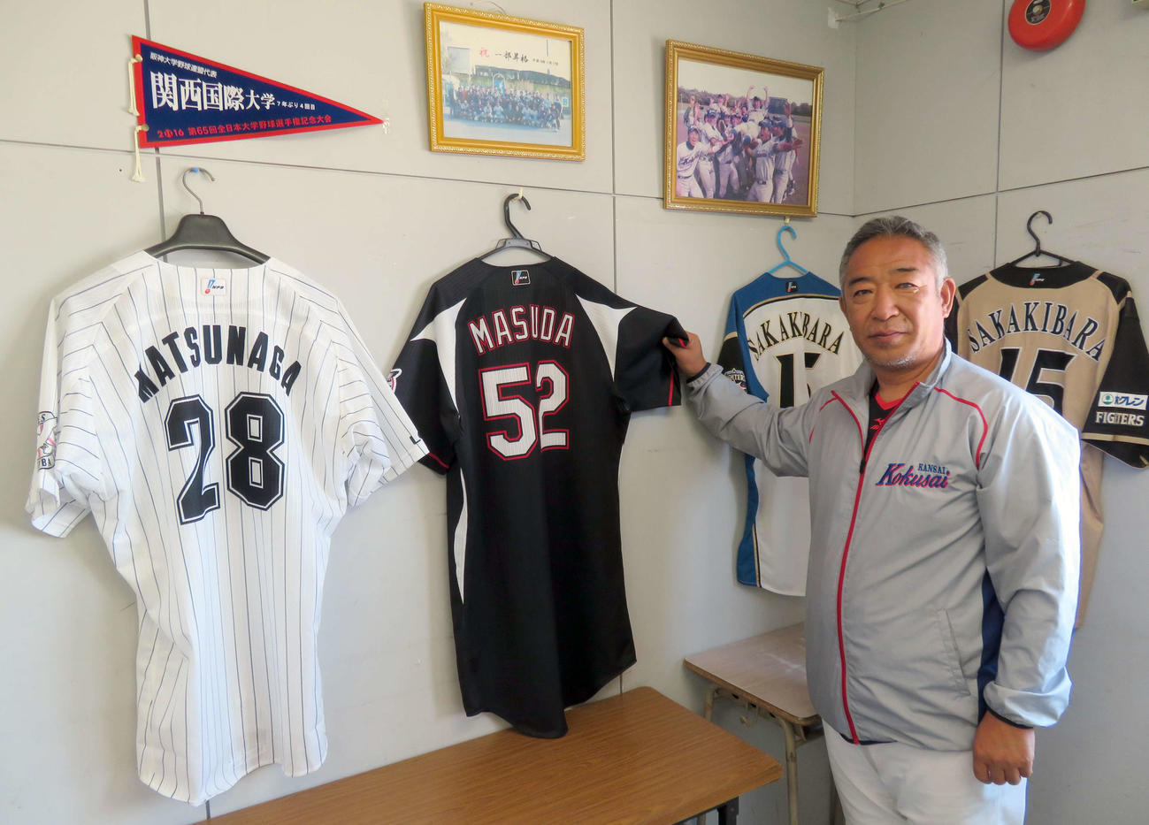 ロッテ益田のユニホーム前で活躍を願う関西国際大の鈴木英之監督（撮影・鎌田直秀）
