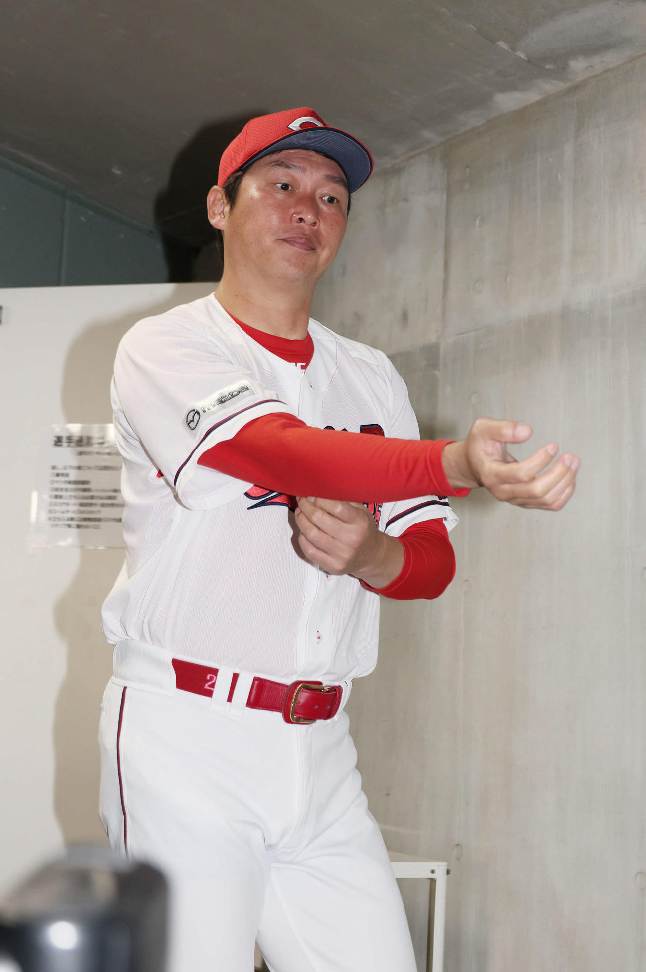 広島対西武　試合前、北別府学氏の死去を受け取材に応じる広島新井監督（撮影・加藤孝規）