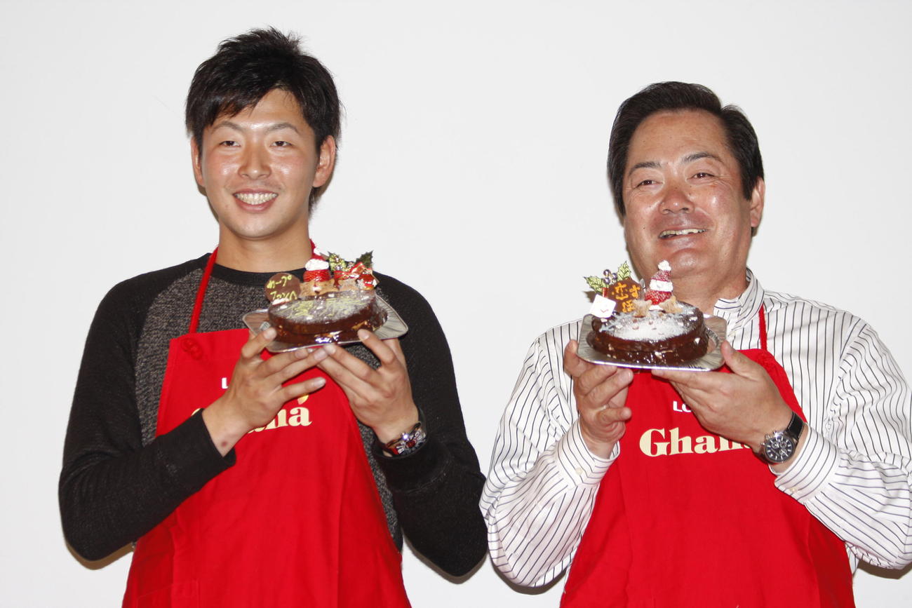 2015年12月、手作りのケーキを手に笑顔の広島大瀬良（左）とOBの北別府氏