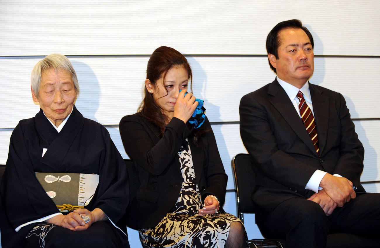 殿堂入り表彰のゲストスピーチで涙ぐむ津田氏夫人の晃代さん（中央）。右は北別府氏、左は長船騏郎氏夫人の宏子さん（2012年1月13日撮影）