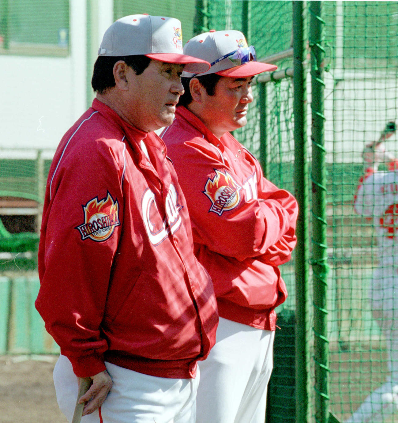 2001年　ヤング投手の投球を見守る山本浩二監督（左）と北別府学投手コーチ