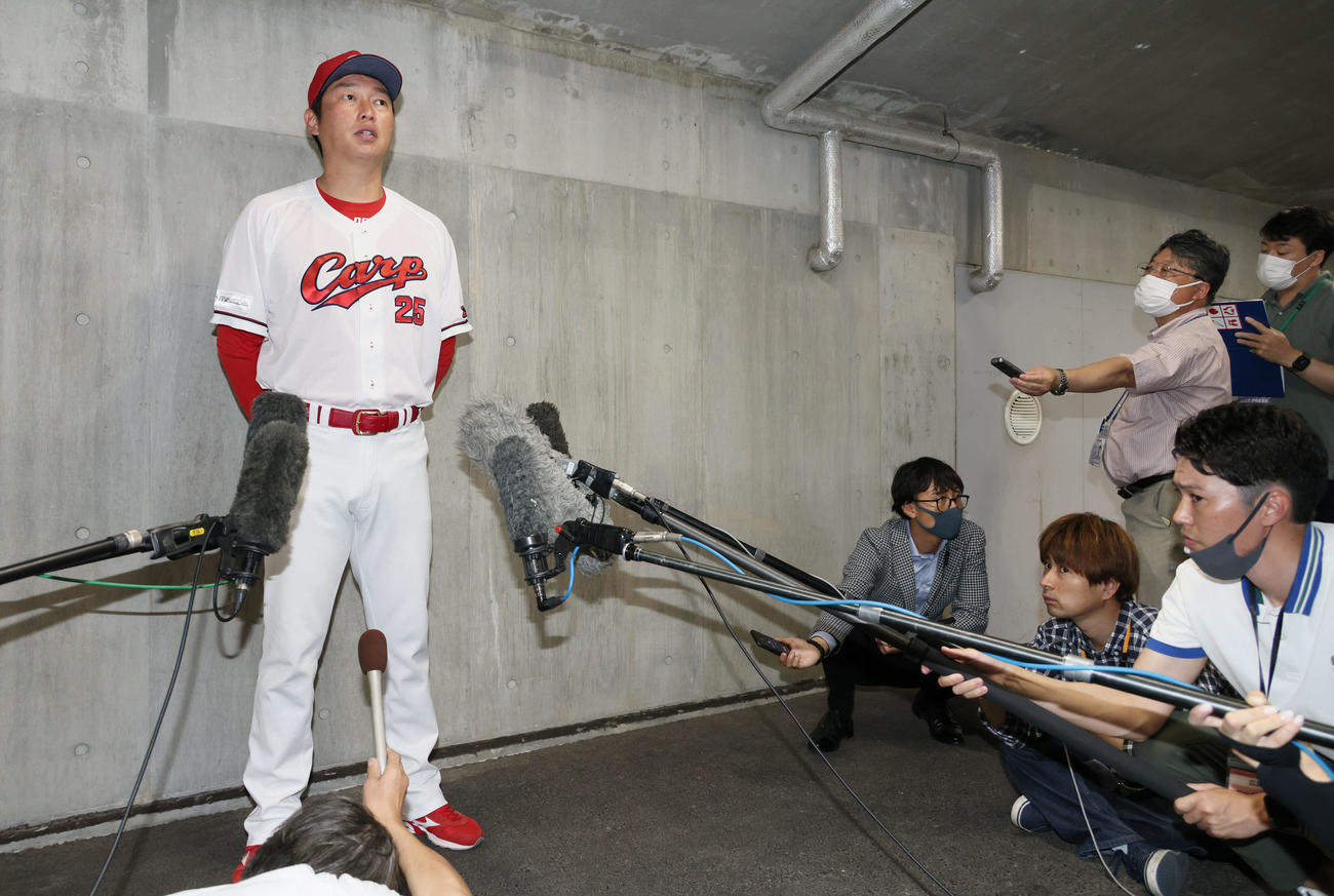 広島対西武　試合前、北別府学氏の死去を受け取材に応じる広島新井監督（撮影・加藤孝規）