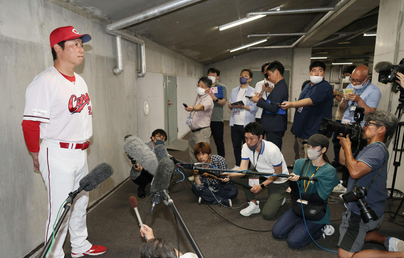 広島対西武　試合前、北別府学氏の死去を受け取材に応じる広島新井監督（撮影・加藤孝規）