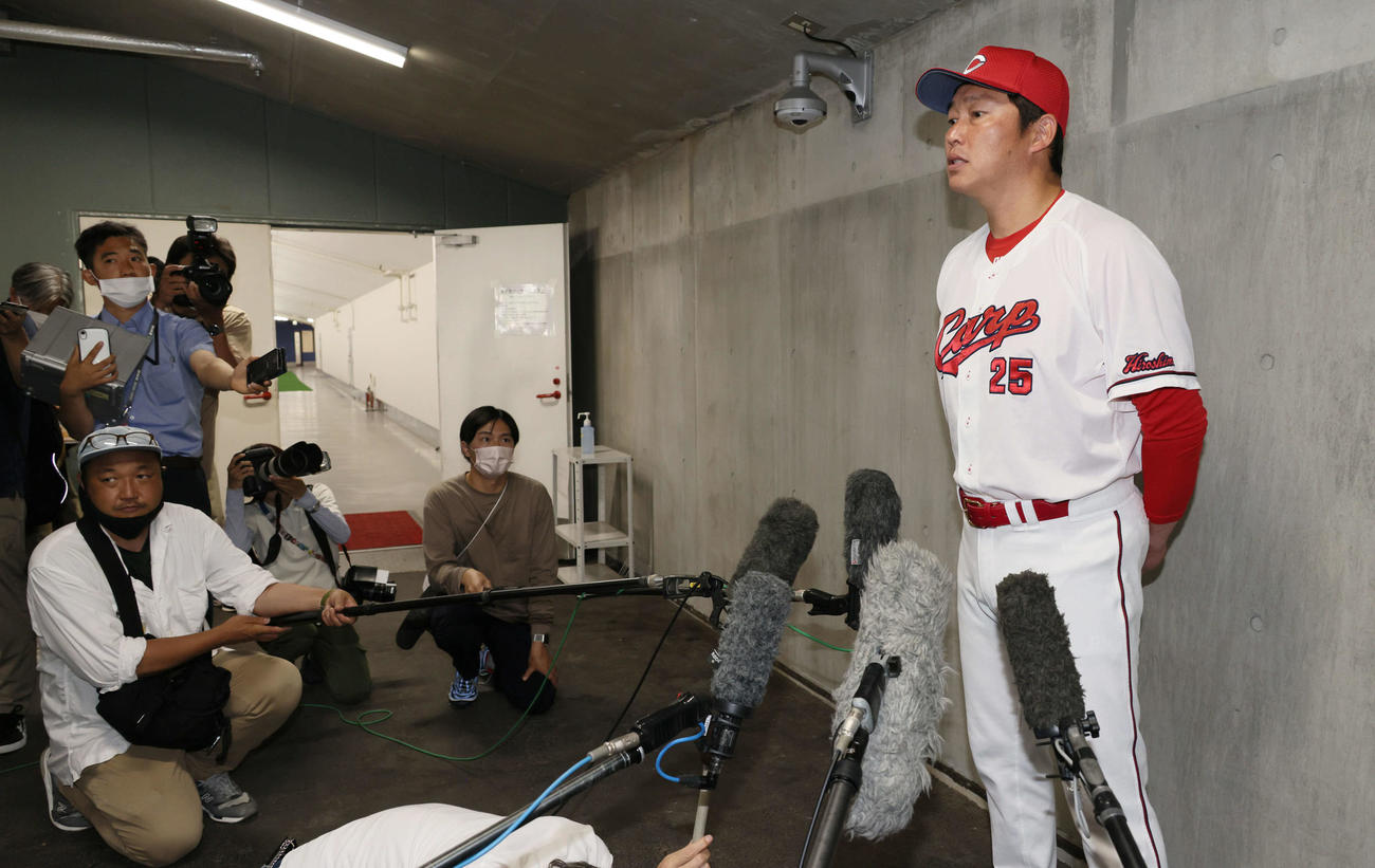 広島対西武　試合前、北別府学氏の死去を受け取材に応じる広島新井監督（撮影・加藤孝規）
