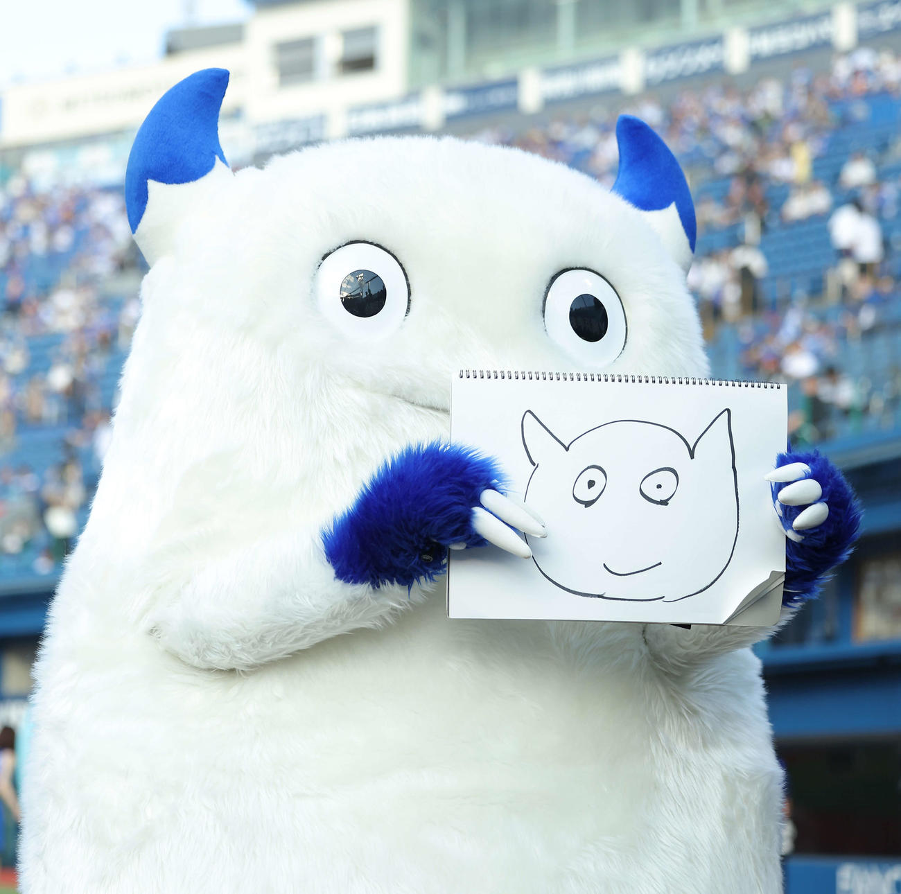 DeNA対ロッテ　試合前、ロッテ岡に書いてもらった似顔絵手にするバート（撮影・河田真司）