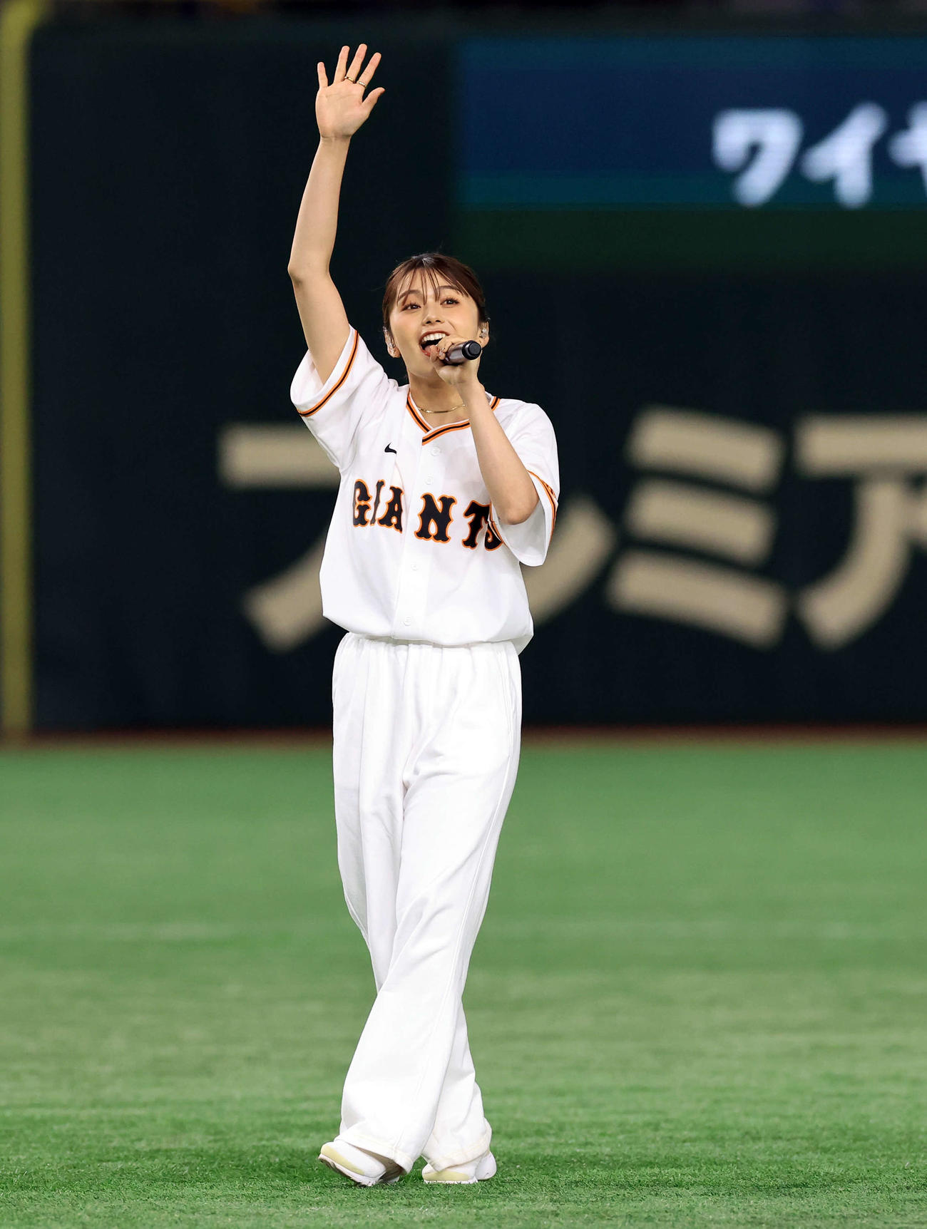 巨人対楽天　試合前、ミニライブを披露する足立佳奈（撮影・浅見桂子）