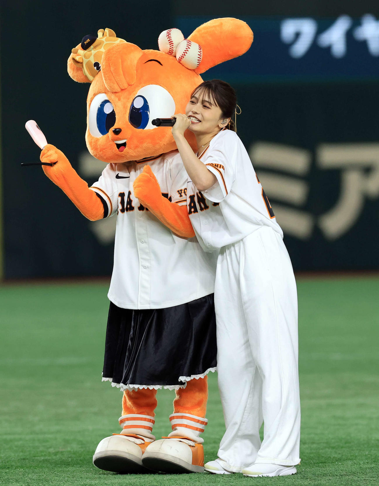巨人対楽天　試合前、ミニライブを披露する足立佳奈（撮影・浅見桂子）