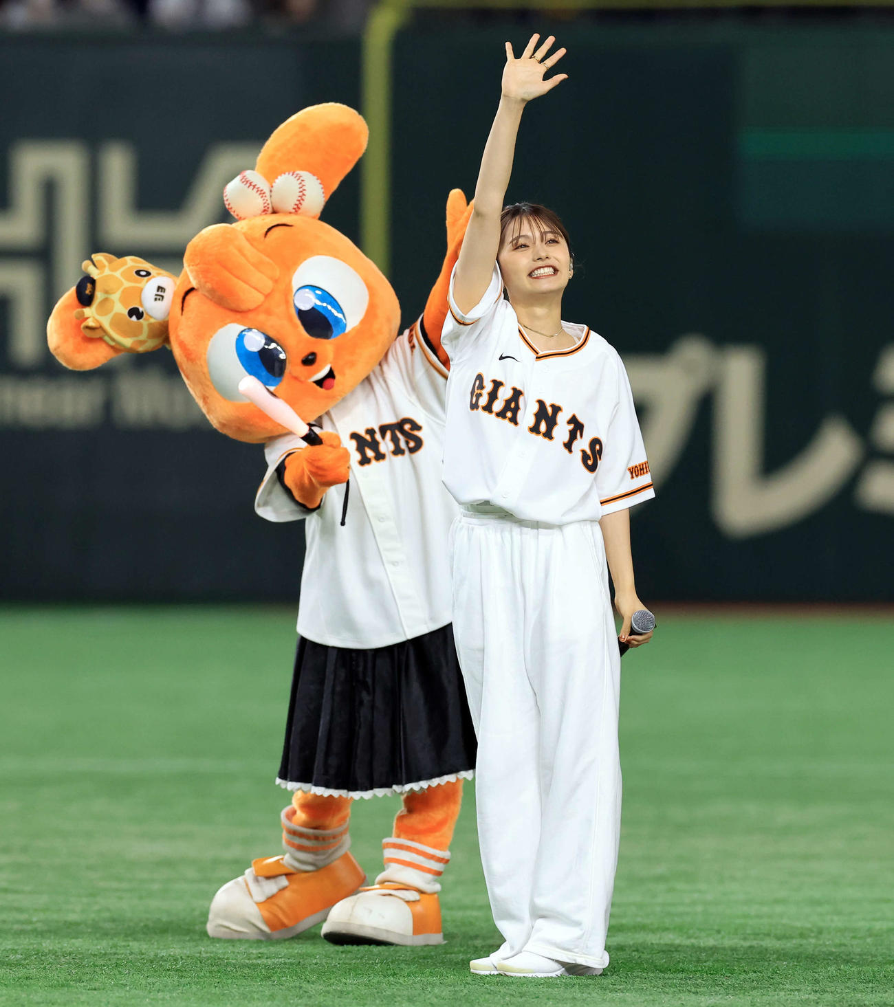巨人対楽天　試合前、ミニライブを披露した足立佳奈（撮影・浅見桂子）