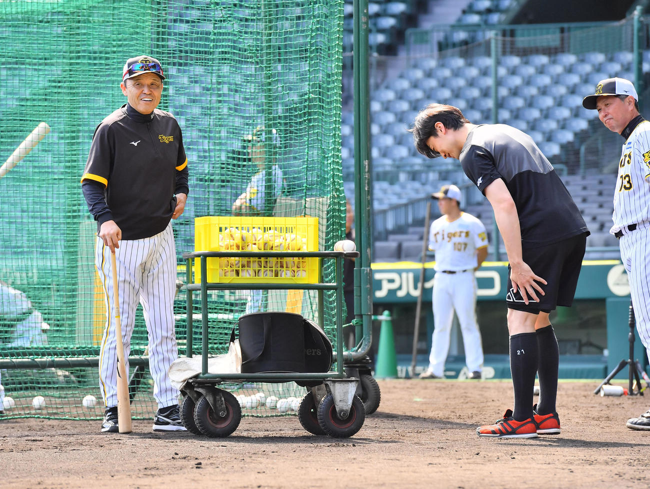 阪神対ソフトバンク　早大後輩ソフトバンク和田（右）からあいさつされる阪神岡田監督（撮影・和賀正仁）