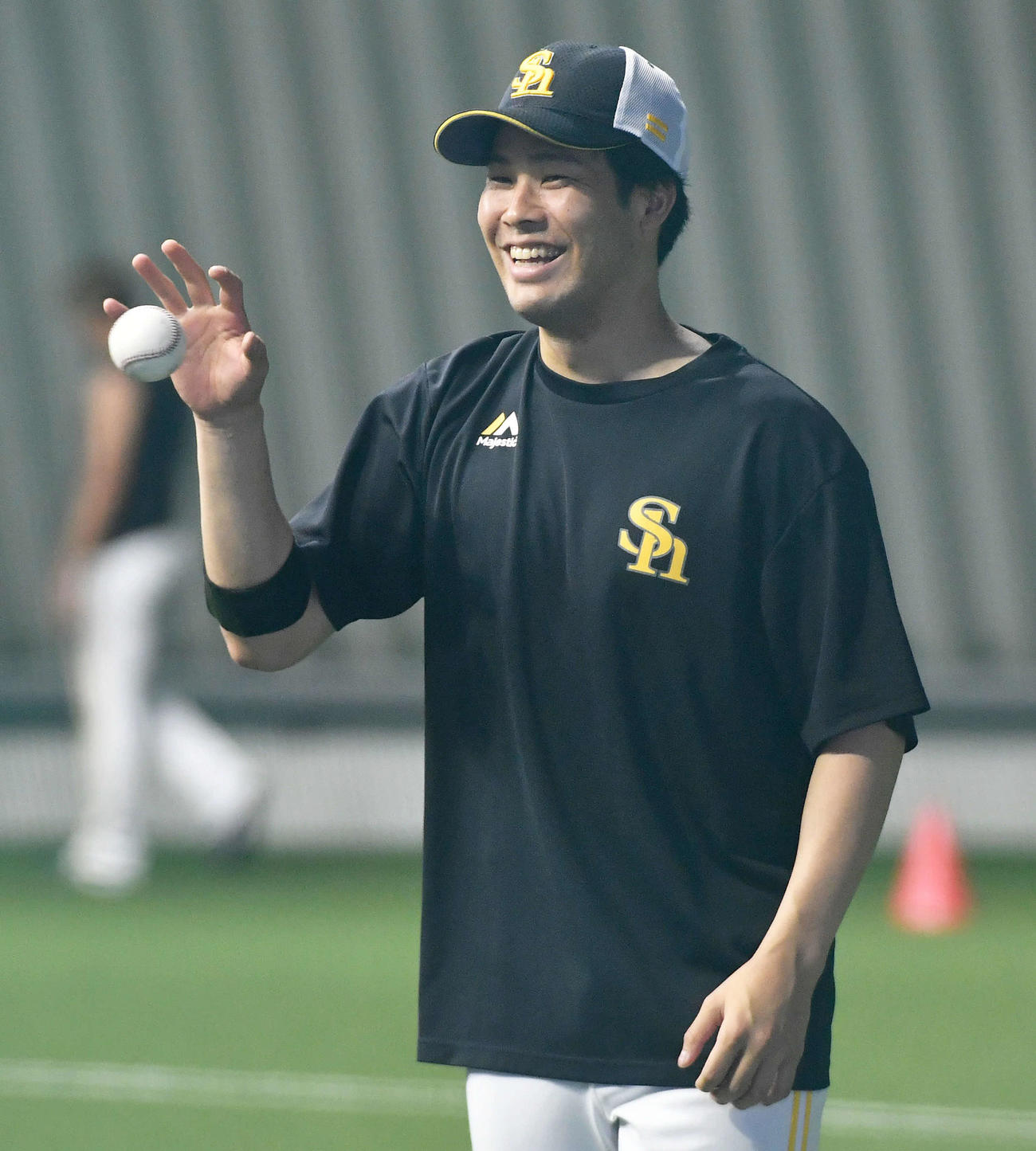 笑顔でネットスローを行う藤井（撮影・岩下翔太）