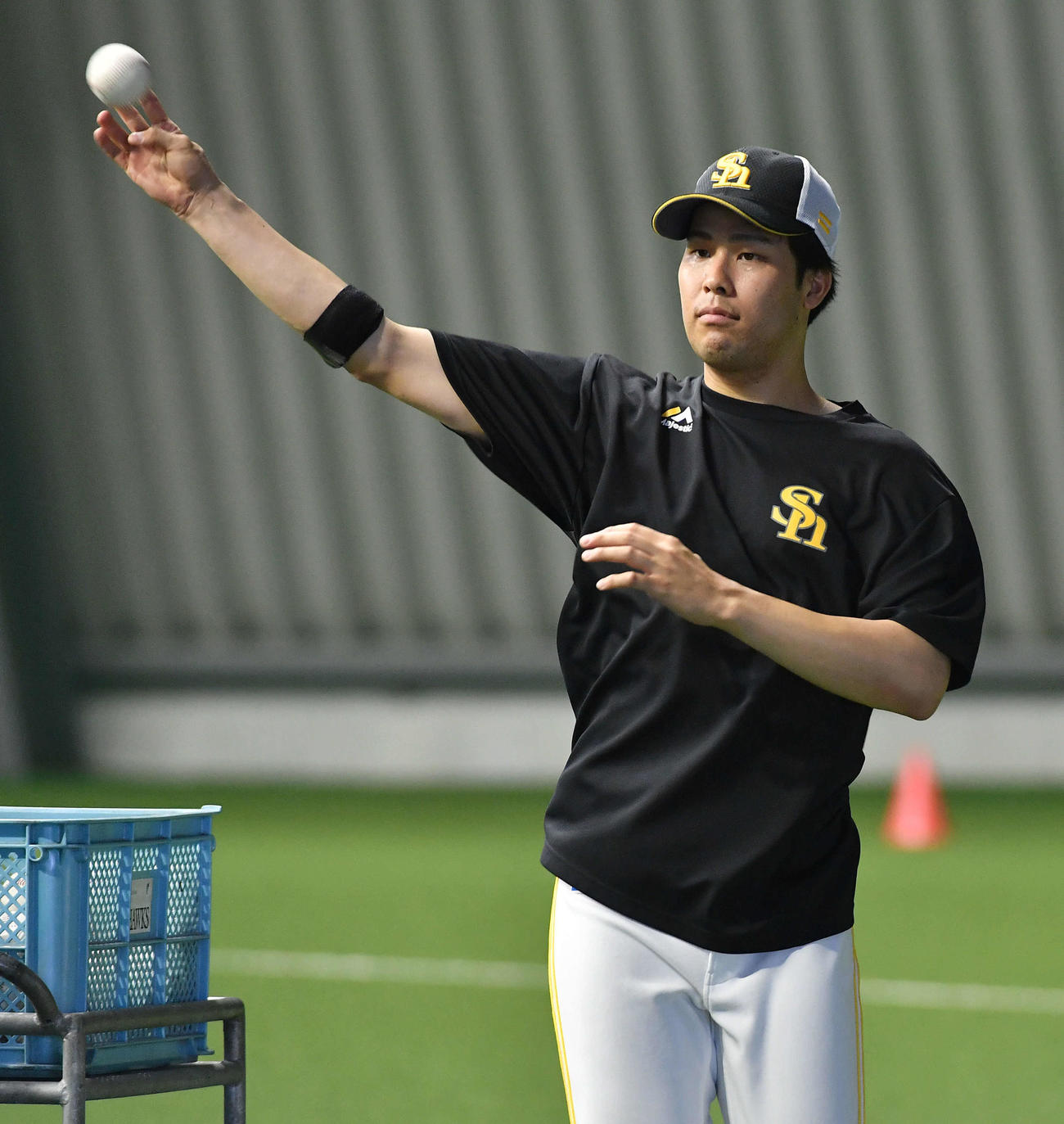 ネットスローを行う藤井（撮影・岩下翔太）