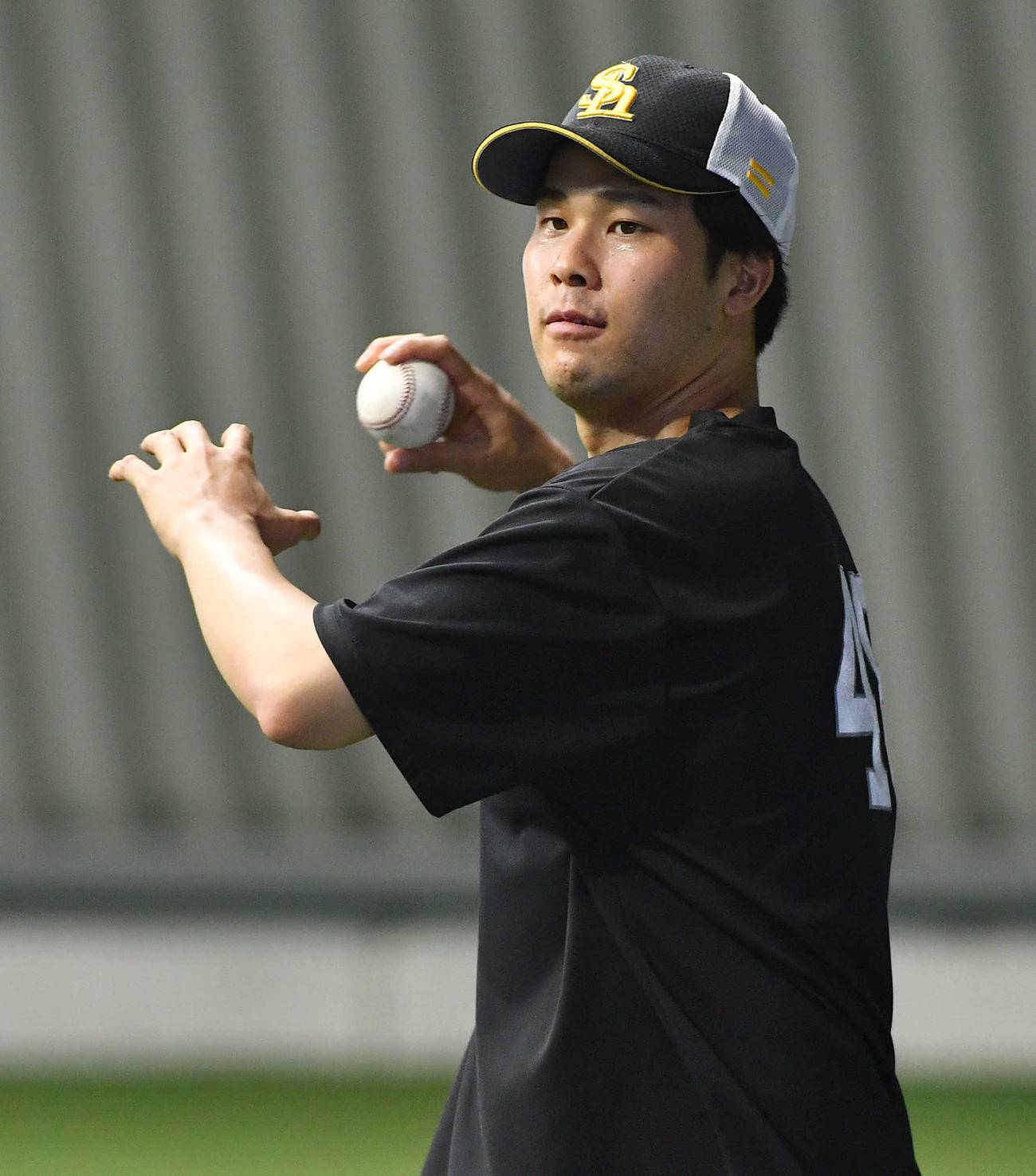 ネットスローを行う藤井（撮影・岩下翔太）