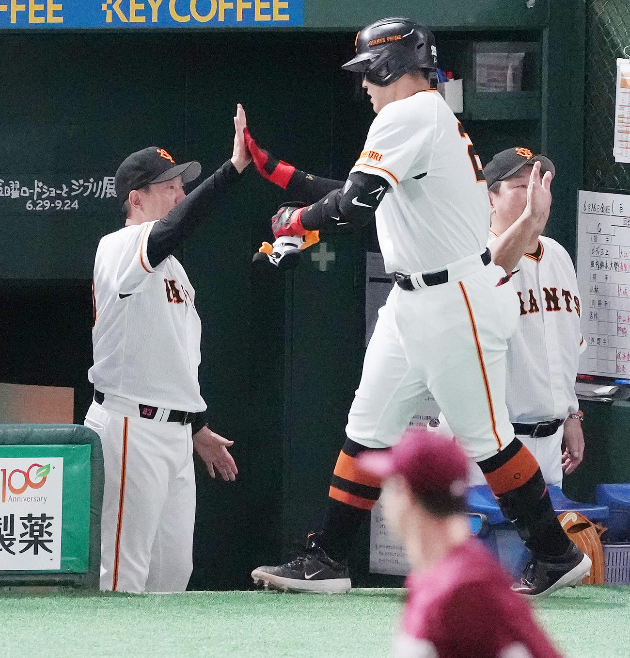 巨人対楽天　1回裏巨人2死一塁、先制の左越え2点本塁打を放った岡本和（中央）を迎える原監督（左）（撮影・鈴木みどり）
